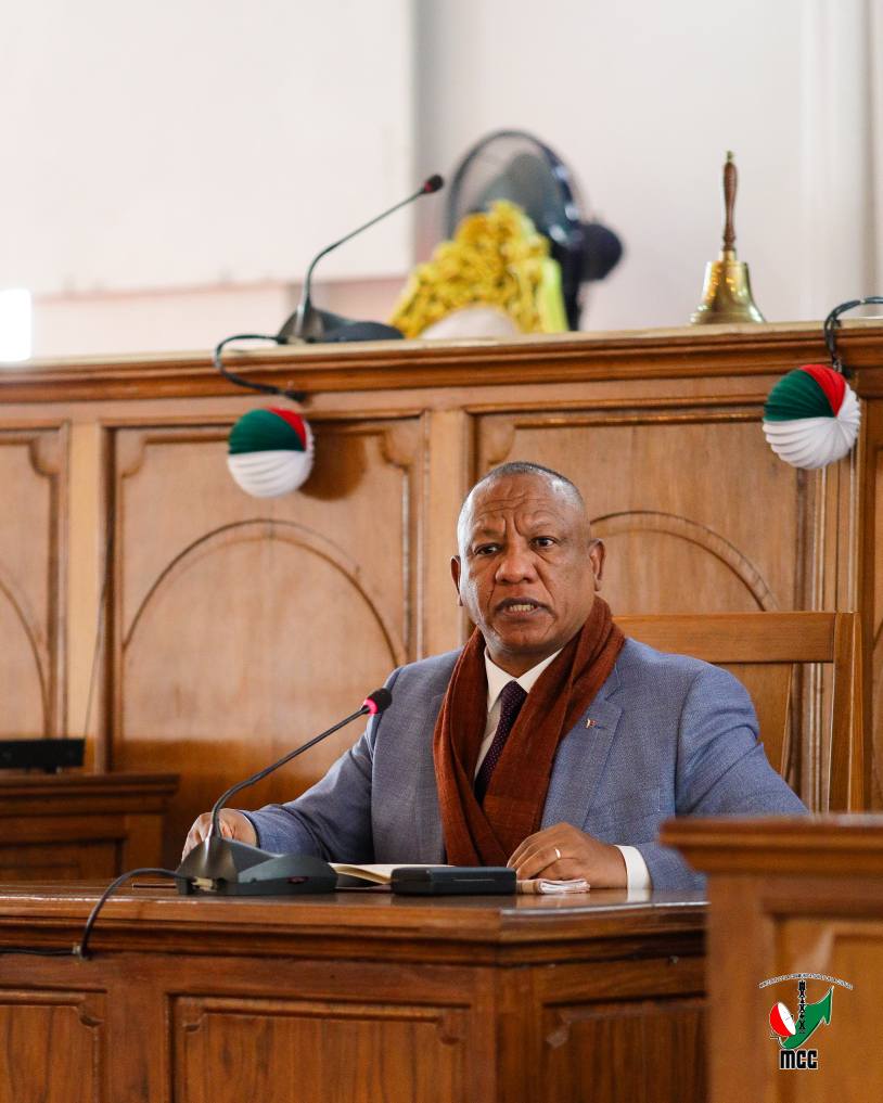 NY GOVERNEMANTA MALAGASY SY NY  ANTENIMIERANDOHOLONA