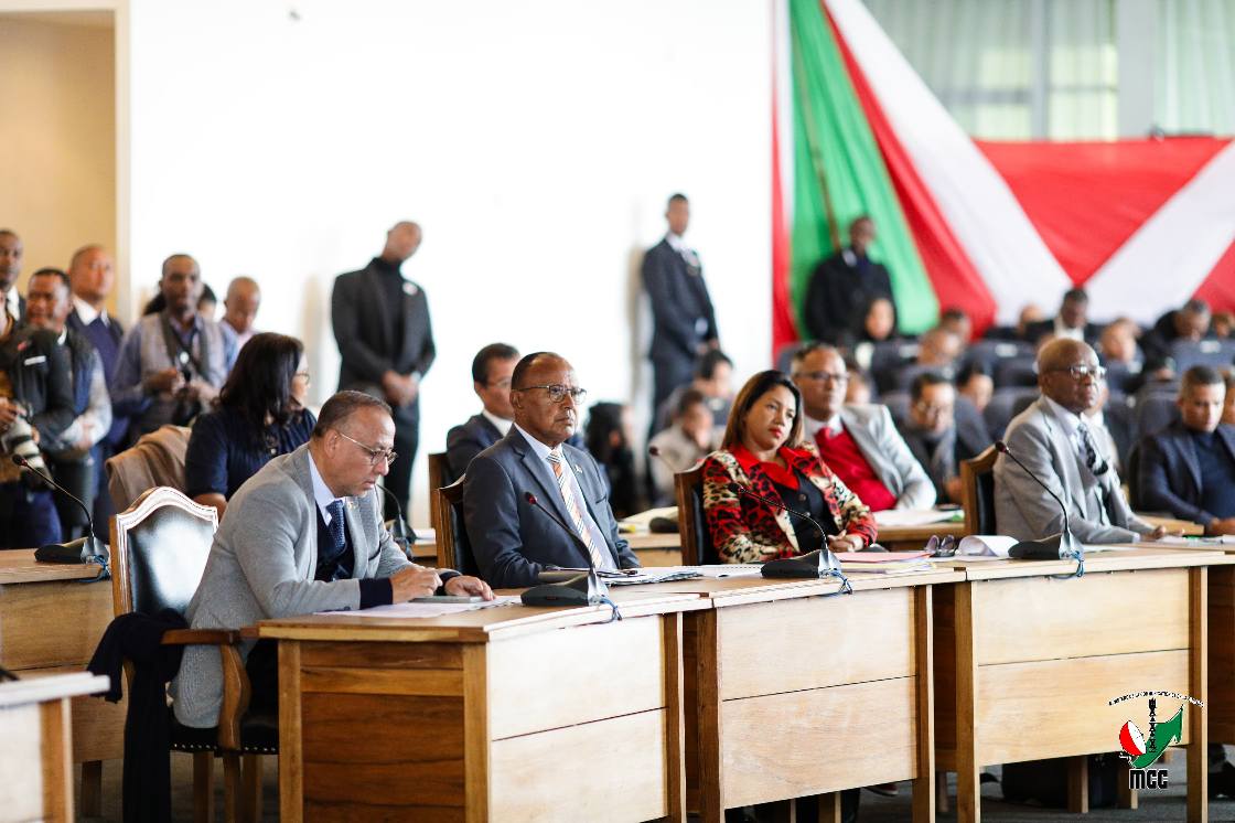 NY GOVERNEMANTA MALAGASY SY NY  ANTENIMIERANDOHOLONA