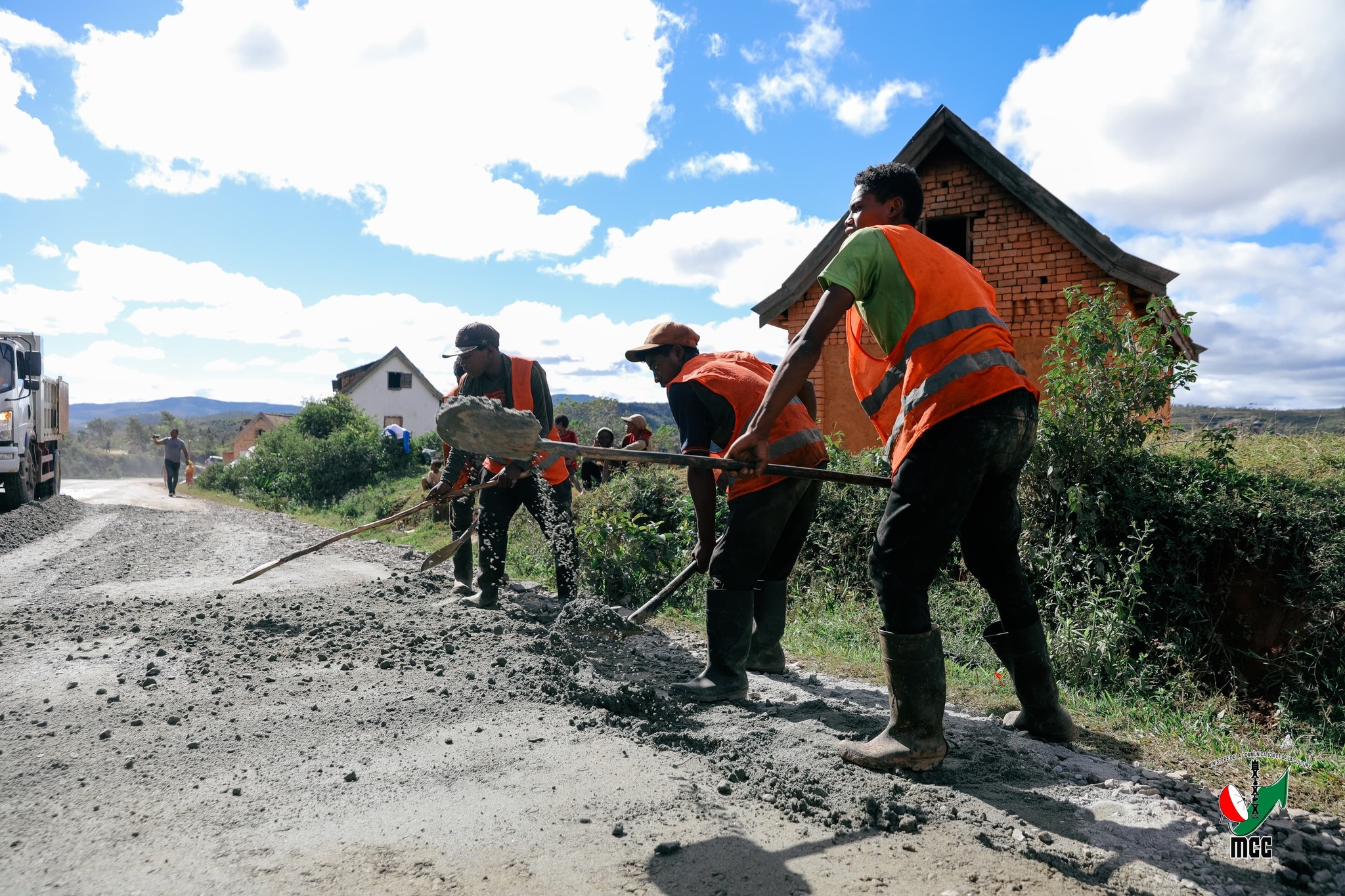 TSY MIANDRY ELA FA EFA MIZOTRA TANTERAKA NY ASA FANAMBOARANA NY LALAM-PIRENENA FAHA 7 , RN7