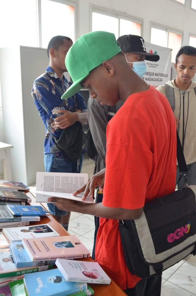 NAMPAHAFANTARIN' NY MINISTERAN' NY SERASERA SY NY KOLONTSAINA AN' IREO MPIANATRA NY ASA SY ANDRAIKITRY NY TRANOMBOKIM-PIRENENA