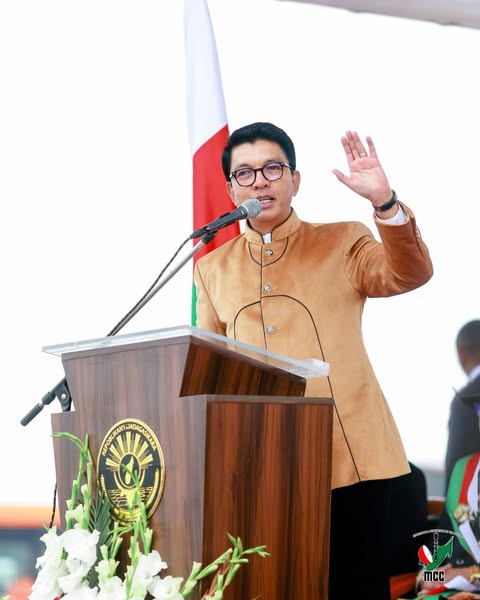 NISOKATRA AMIN'NY FOMBA OFISIALY ANDROANY NY AMPAHAN'NY LALAMBE , MANOMBOKA EO AMIN'NY PK0 AMBODIFASINA HATRANY AMBOHIMANGA ROVA.