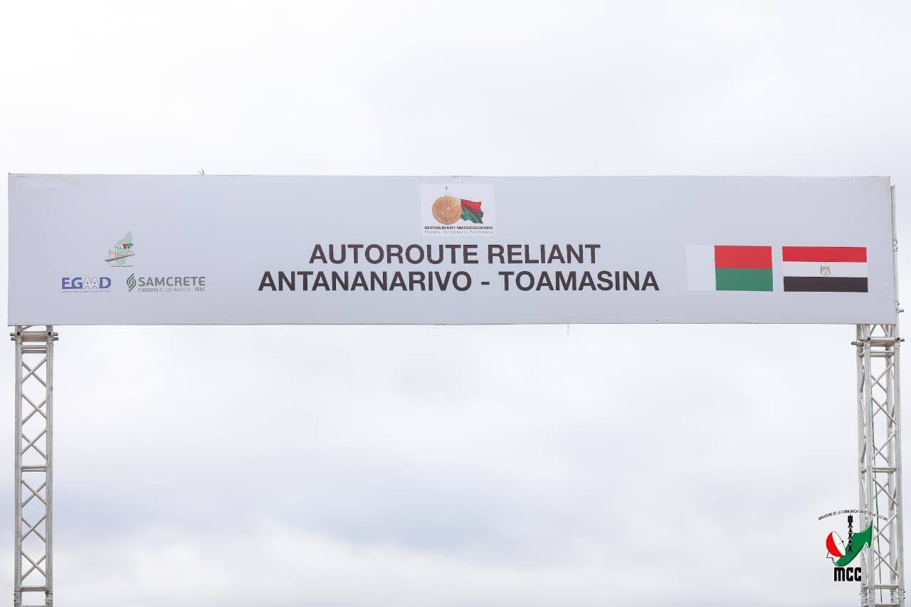 NISOKATRA AMIN'NY FOMBA OFISIALY ANDROANY NY AMPAHAN'NY LALAMBE , MANOMBOKA EO AMIN'NY PK0 AMBODIFASINA HATRANY AMBOHIMANGA ROVA.