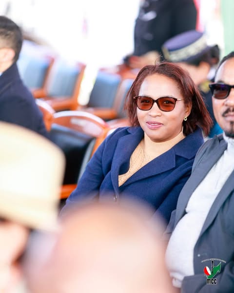 NISOKATRA AMIN'NY FOMBA OFISIALY ANDROANY NY AMPAHAN'NY LALAMBE , MANOMBOKA EO AMIN'NY PK0 AMBODIFASINA HATRANY AMBOHIMANGA ROVA.