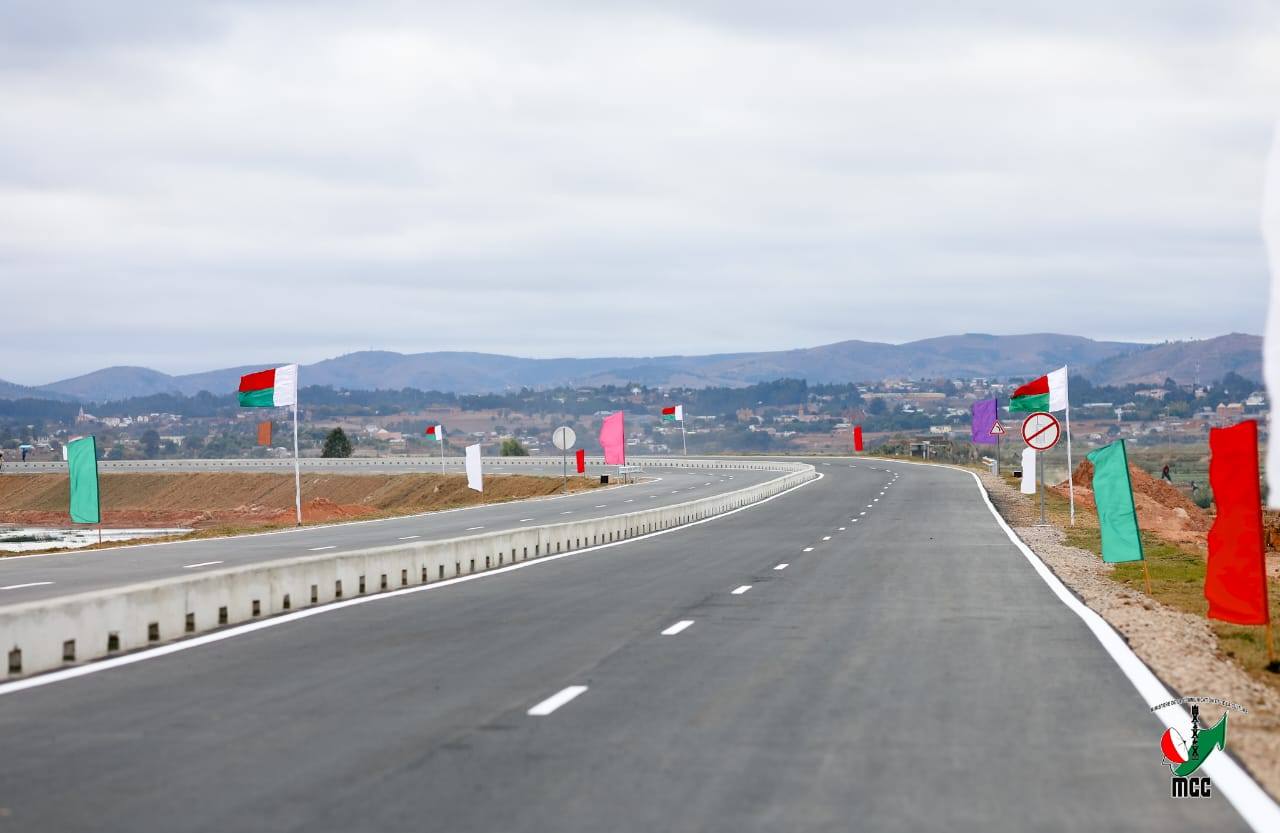 NISOKATRA AMIN'NY FOMBA OFISIALY ANDROANY NY AMPAHAN'NY LALAMBE , MANOMBOKA EO AMIN'NY PK0 AMBODIFASINA HATRANY AMBOHIMANGA ROVA.