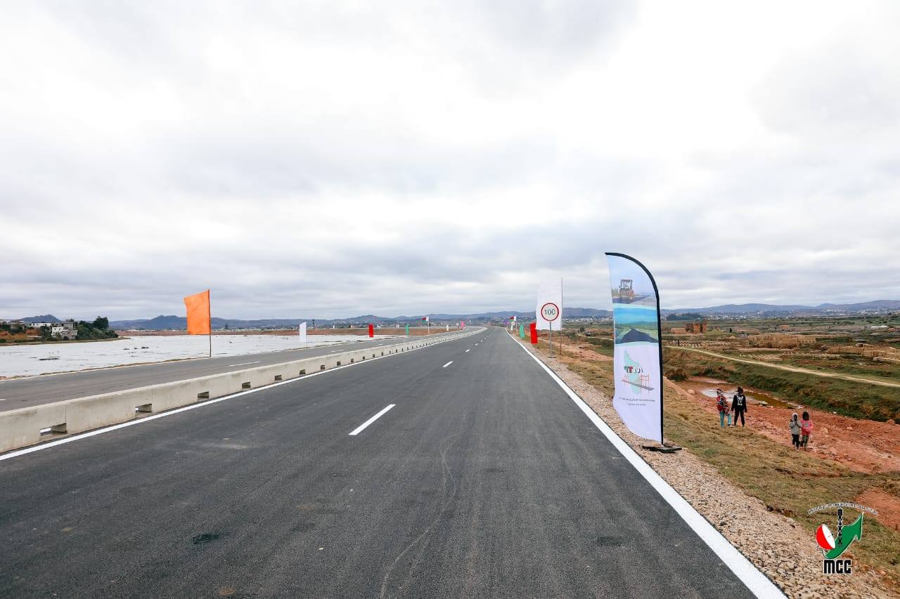 NISOKATRA AMIN'NY FOMBA OFISIALY ANDROANY NY AMPAHAN'NY LALAMBE , MANOMBOKA EO AMIN'NY PK0 AMBODIFASINA HATRANY AMBOHIMANGA ROVA.