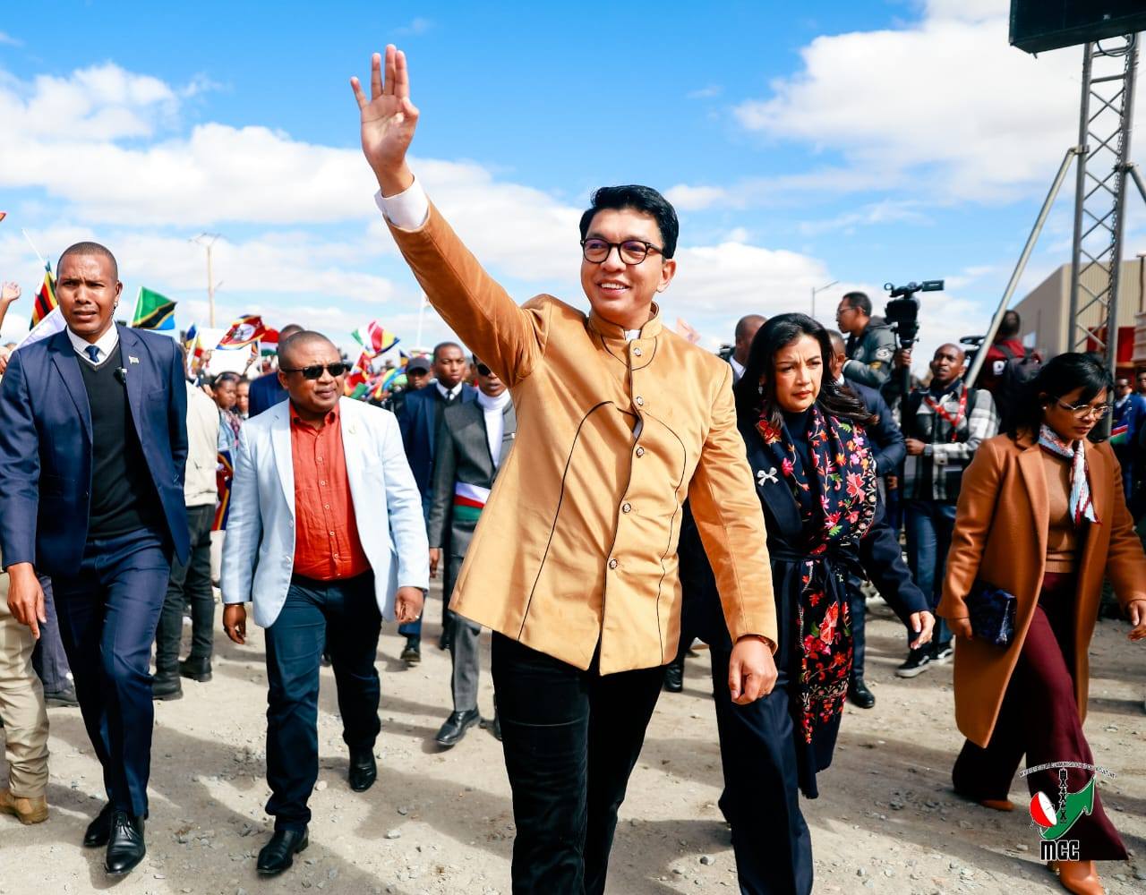 NISOKATRA AMIN'NY FOMBA OFISIALY ANDROANY NY AMPAHAN'NY LALAMBE , MANOMBOKA EO AMIN'NY PK0 AMBODIFASINA HATRANY AMBOHIMANGA ROVA.