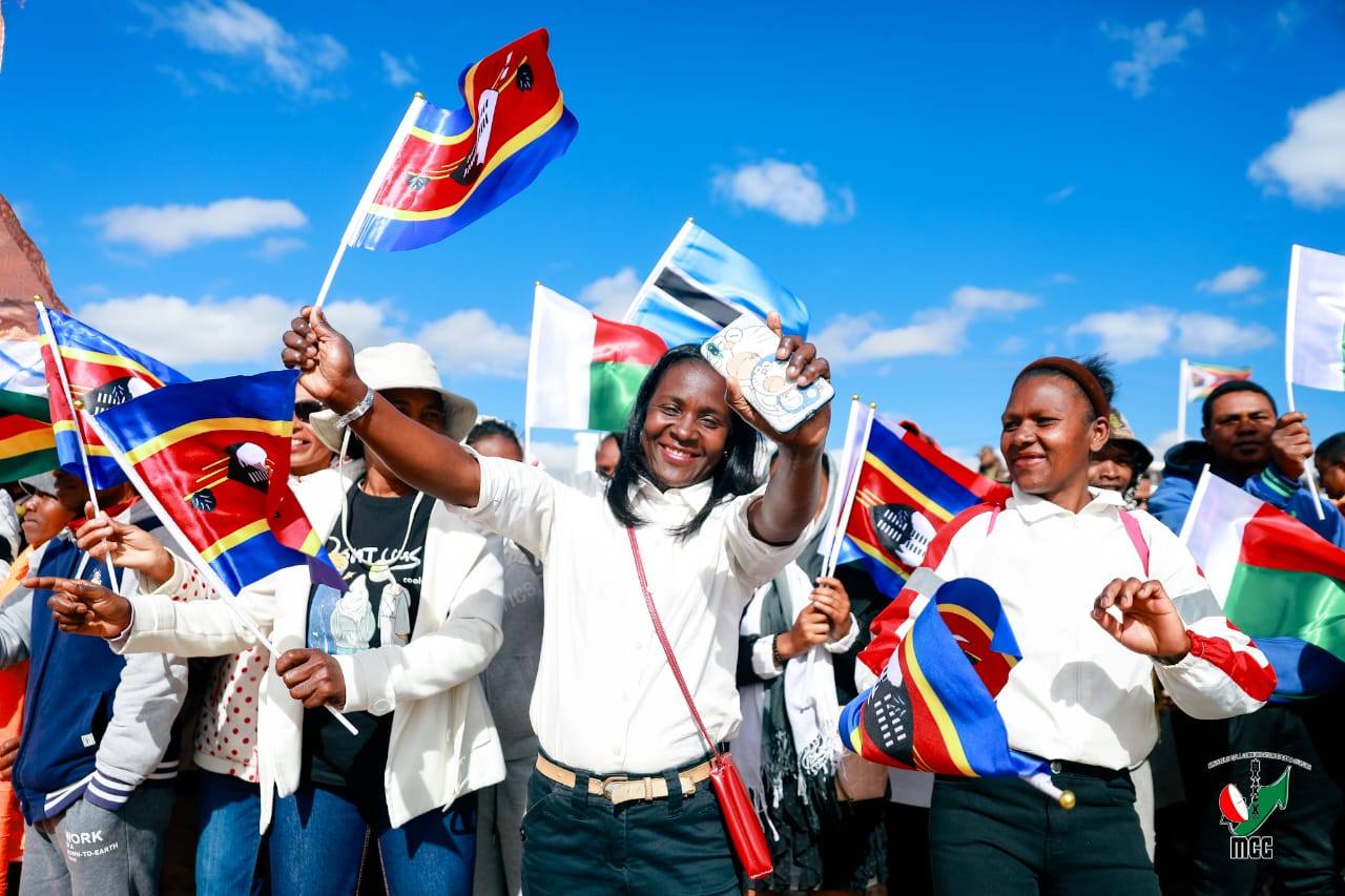 NISOKATRA AMIN'NY FOMBA OFISIALY ANDROANY NY AMPAHAN'NY LALAMBE , MANOMBOKA EO AMIN'NY PK0 AMBODIFASINA HATRANY AMBOHIMANGA ROVA.