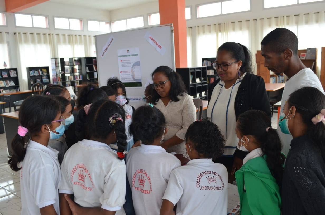 NAMPAHAFANTARIN' NY MINISTERAN' NY SERASERA SY NY KOLONTSAINA AN' IREO MPIANATRA NY ASA SY ANDRAIKITRY NY TRANOMBOKIM-PIRENENA