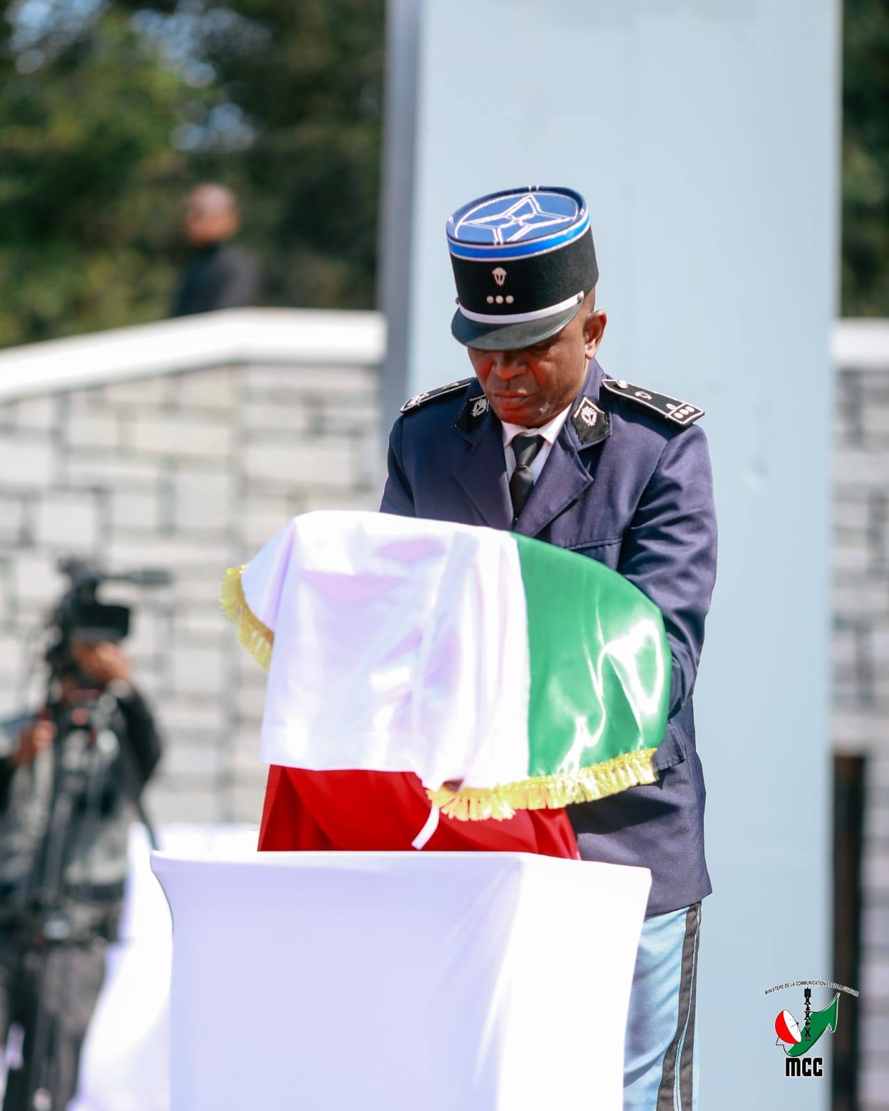 "TSAROANTSIK MANOKANA AMIN’ITY ANDRO ITY , NY AMPANJAKA TOERA SY IREOMPITARITAFIKA ROALAHY NIARA-LAVO TAMINY.