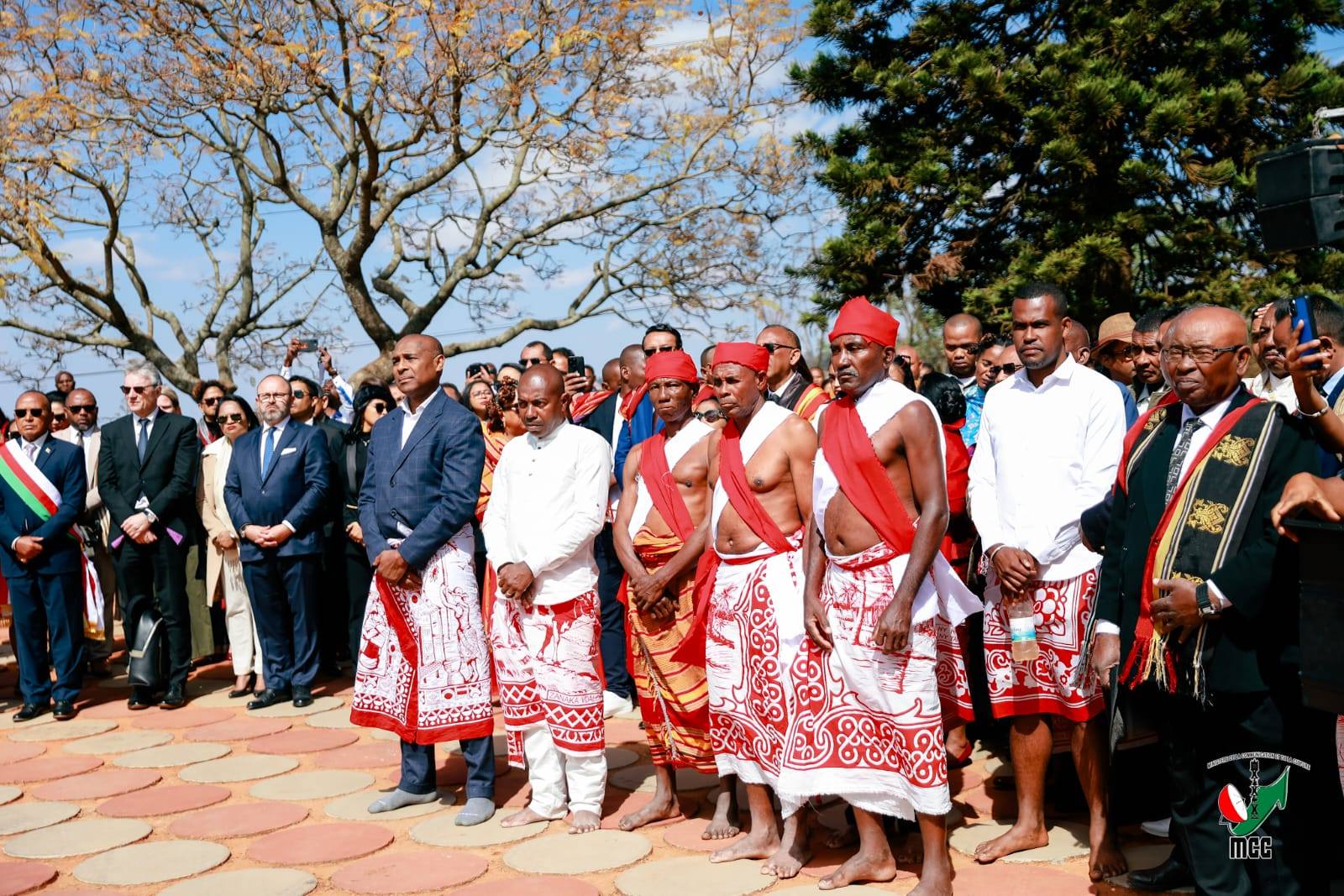 "TSAROANTSIK MANOKANA AMIN’ITY ANDRO ITY , NY AMPANJAKA TOERA SY IREOMPITARITAFIKA ROALAHY NIARA-LAVO TAMINY.