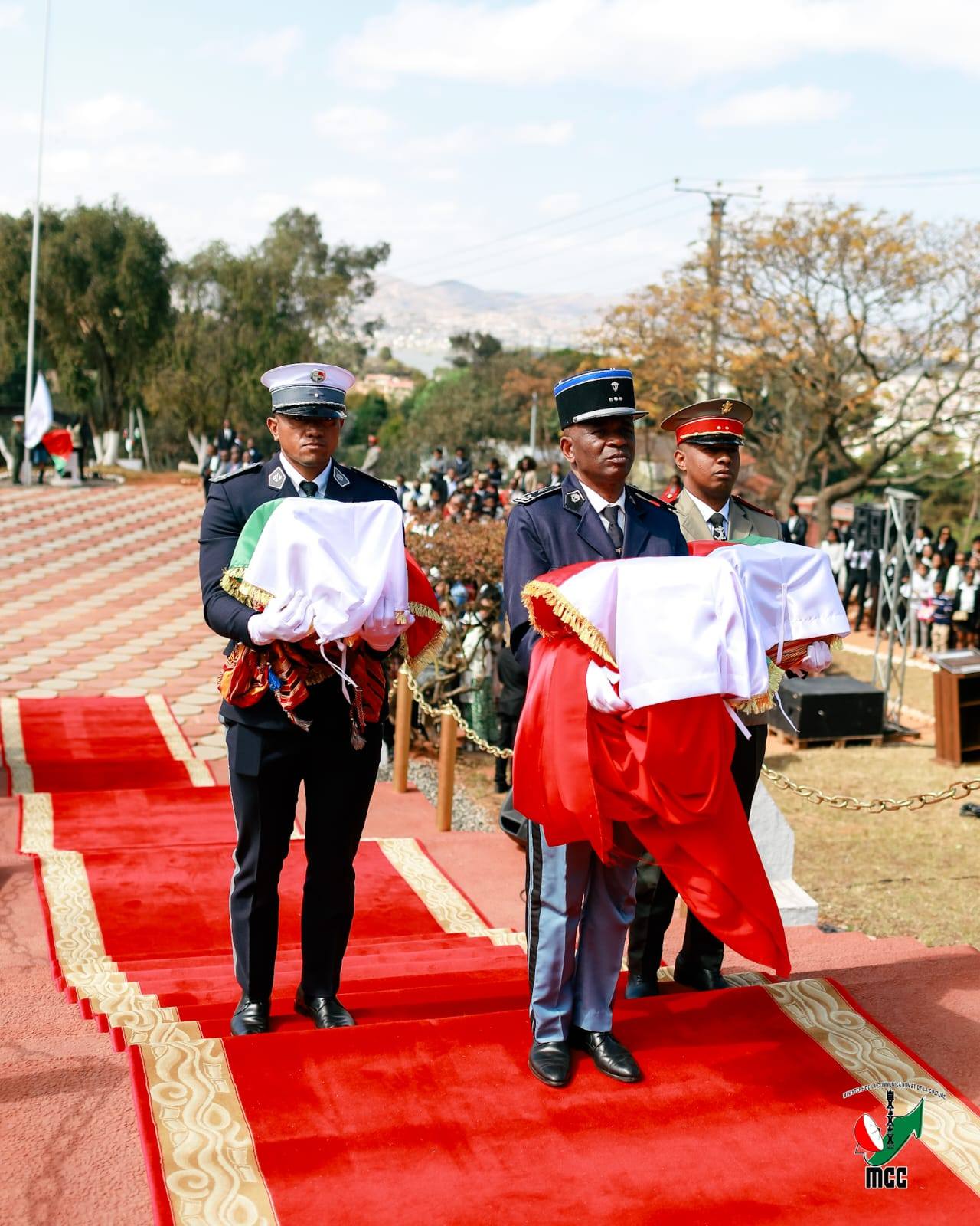 "TSAROANTSIK MANOKANA AMIN’ITY ANDRO ITY , NY AMPANJAKA TOERA SY IREOMPITARITAFIKA ROALAHY NIARA-LAVO TAMINY.
