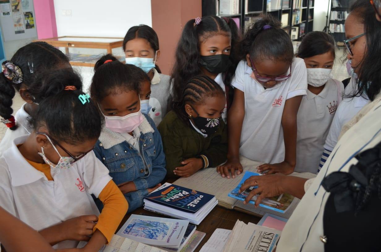 NAMPAHAFANTARIN' NY MINISTERAN' NY SERASERA SY NY KOLONTSAINA AN' IREO MPIANATRA NY ASA SY ANDRAIKITRY NY TRANOMBOKIM-PIRENENA