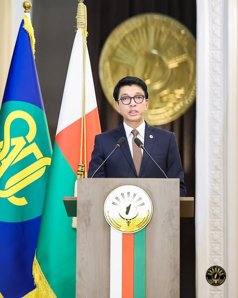 FANENDRENA MPIKAMBANA EO ANIVON'NY GOVERNEMANTA VAOVAO