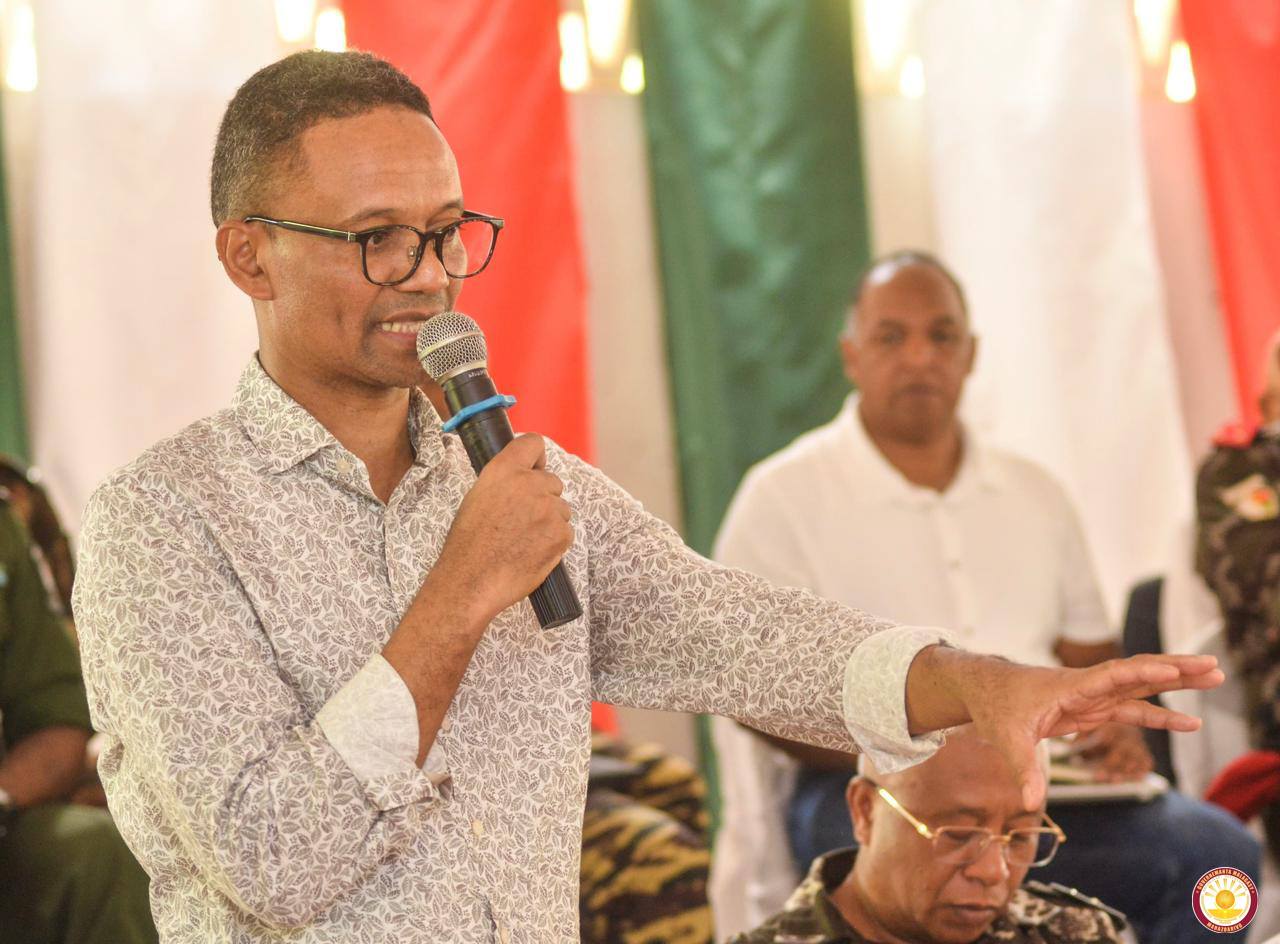 BASE TOLIARA VONONA HIFANOME TANANA NY RAY AMAN-DRENY SY NY MPANAO POLITIKA ATY AN-TOERANA HO AN' IO TETIKASA IO