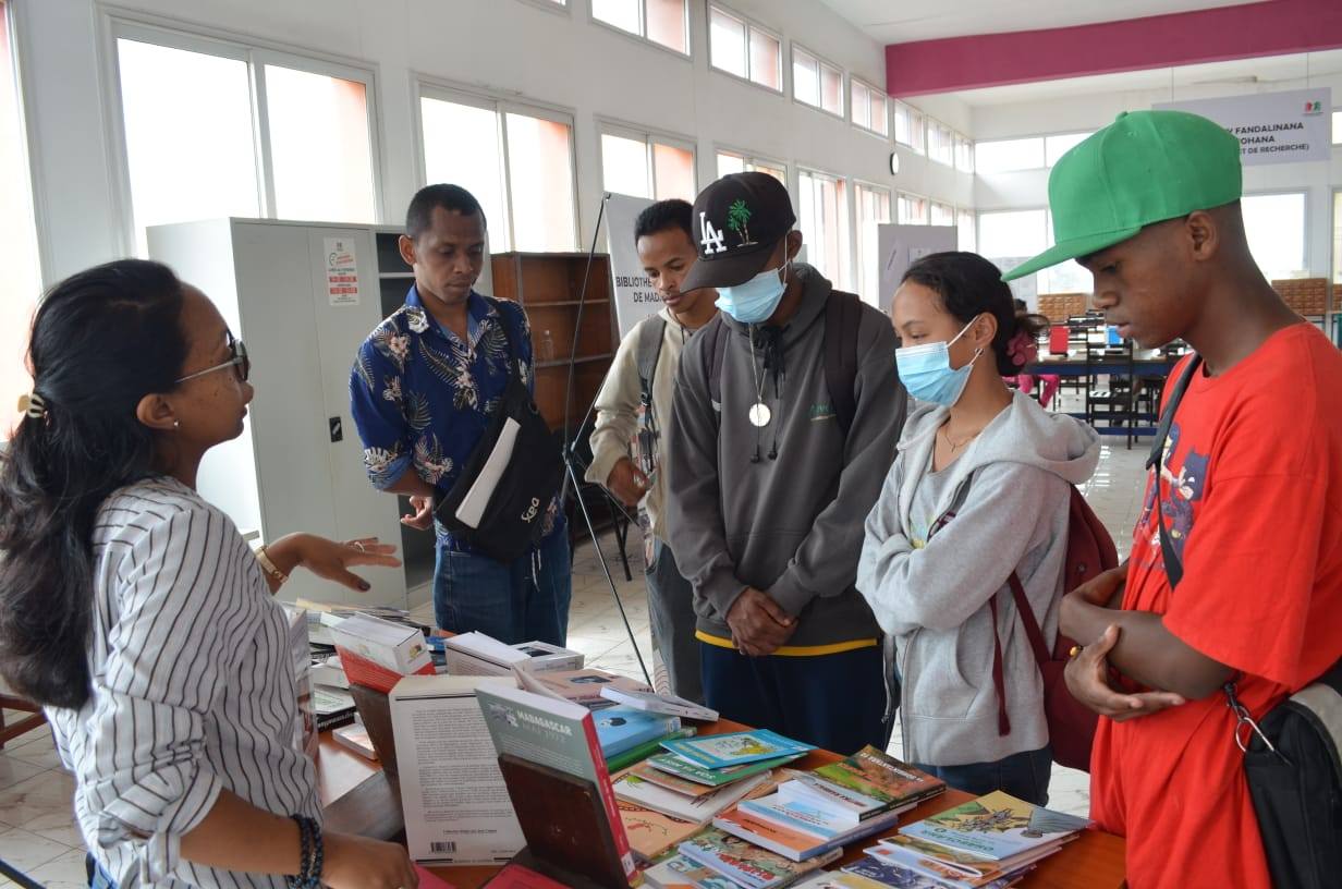 NAMPAHAFANTARIN' NY MINISTERAN' NY SERASERA SY NY KOLONTSAINA AN' IREO MPIANATRA NY ASA SY ANDRAIKITRY NY TRANOMBOKIM-PIRENENA