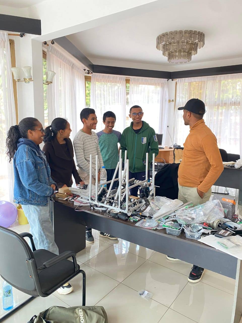 Nandrombaka ny medaly volamena tany amin'ny First Global Challenge 2025 tao Panama ny ekipa robotika Malagasy.