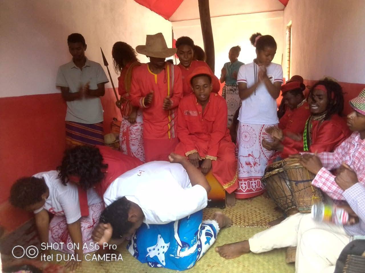 ROVA AMBOHIDRABIBY NITOMBO IRAY NY FOTODRAFITRASA ARA-KOLONTSAINA