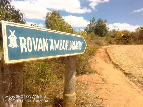 ROVA AMBOHIDRABIBY NITOMBO IRAY NY FOTODRAFITRASA ARA-KOLONTSAINA