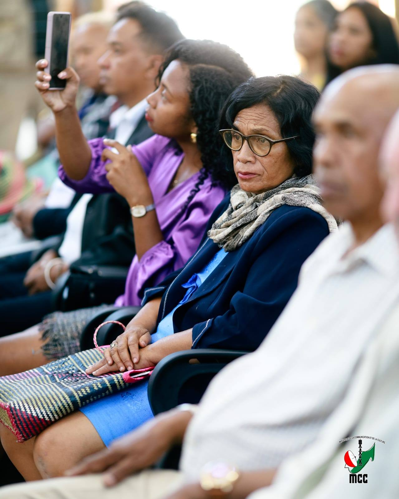 HIAINGA AVY AMIN'IREO MPANAO GAZETY SY IREO MATIHANINA AMIN'NY ASA FANAOVAN-GAZETY ARY IREO MPISEHATRA NY FANITSIANA NY LALANA MIFEHY NY SERASERA AMIN'NY HAINO AMAN-JERY SY NY KOLONTSAINA.