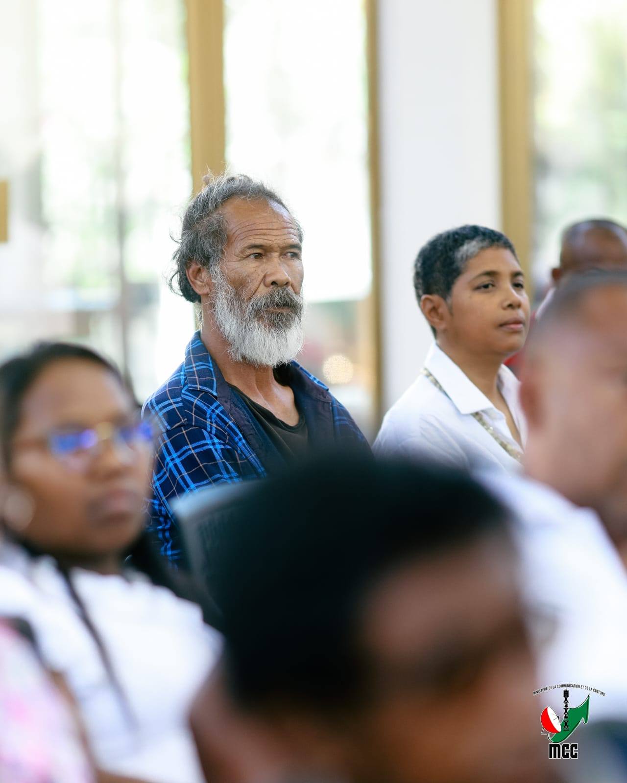 HIAINGA AVY AMIN'IREO MPANAO GAZETY SY IREO MATIHANINA AMIN'NY ASA FANAOVAN-GAZETY ARY IREO MPISEHATRA NY FANITSIANA NY LALANA MIFEHY NY SERASERA AMIN'NY HAINO AMAN-JERY SY NY KOLONTSAINA.