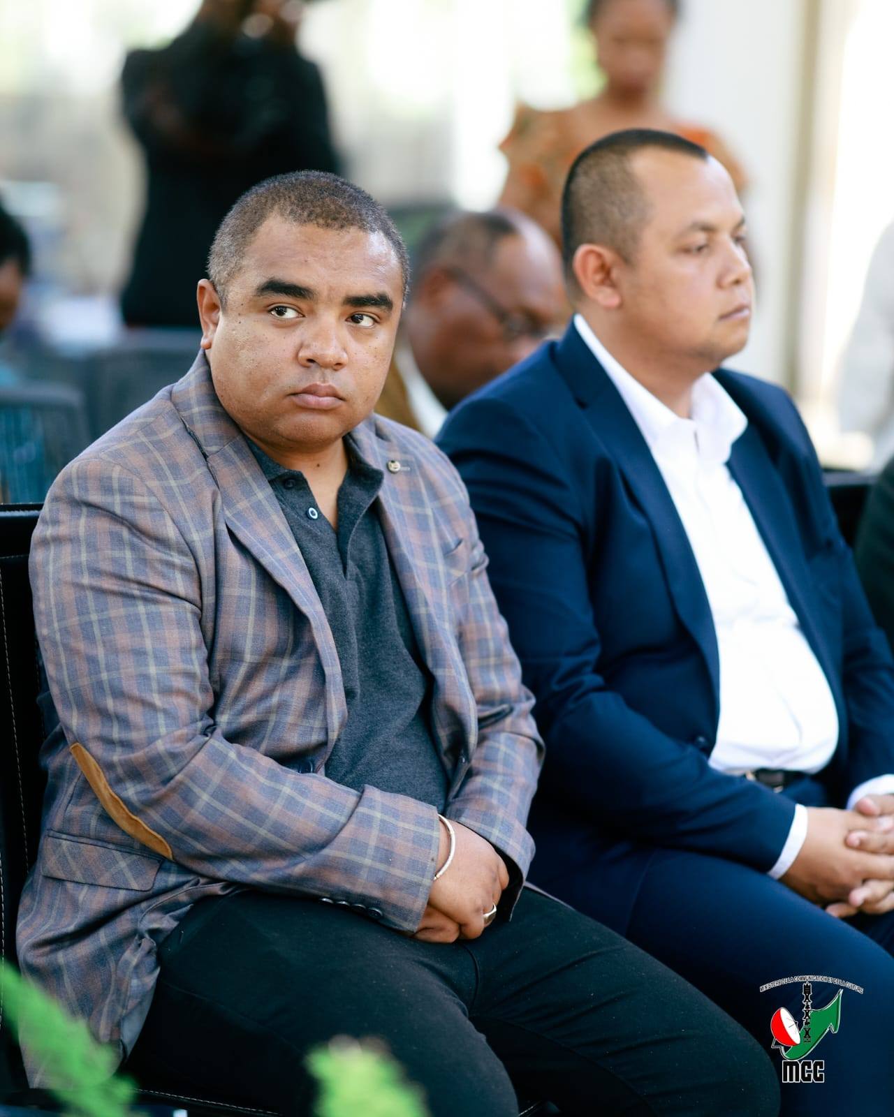 HIAINGA AVY AMIN'IREO MPANAO GAZETY SY IREO MATIHANINA AMIN'NY ASA FANAOVAN-GAZETY ARY IREO MPISEHATRA NY FANITSIANA NY LALANA MIFEHY NY SERASERA AMIN'NY HAINO AMAN-JERY SY NY KOLONTSAINA.