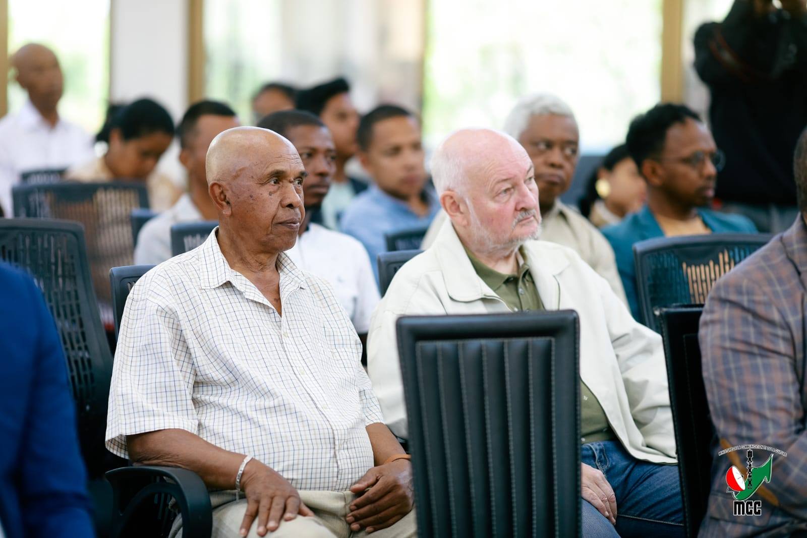 HIAINGA AVY AMIN'IREO MPANAO GAZETY SY IREO MATIHANINA AMIN'NY ASA FANAOVAN-GAZETY ARY IREO MPISEHATRA NY FANITSIANA NY LALANA MIFEHY NY SERASERA AMIN'NY HAINO AMAN-JERY SY NY KOLONTSAINA.