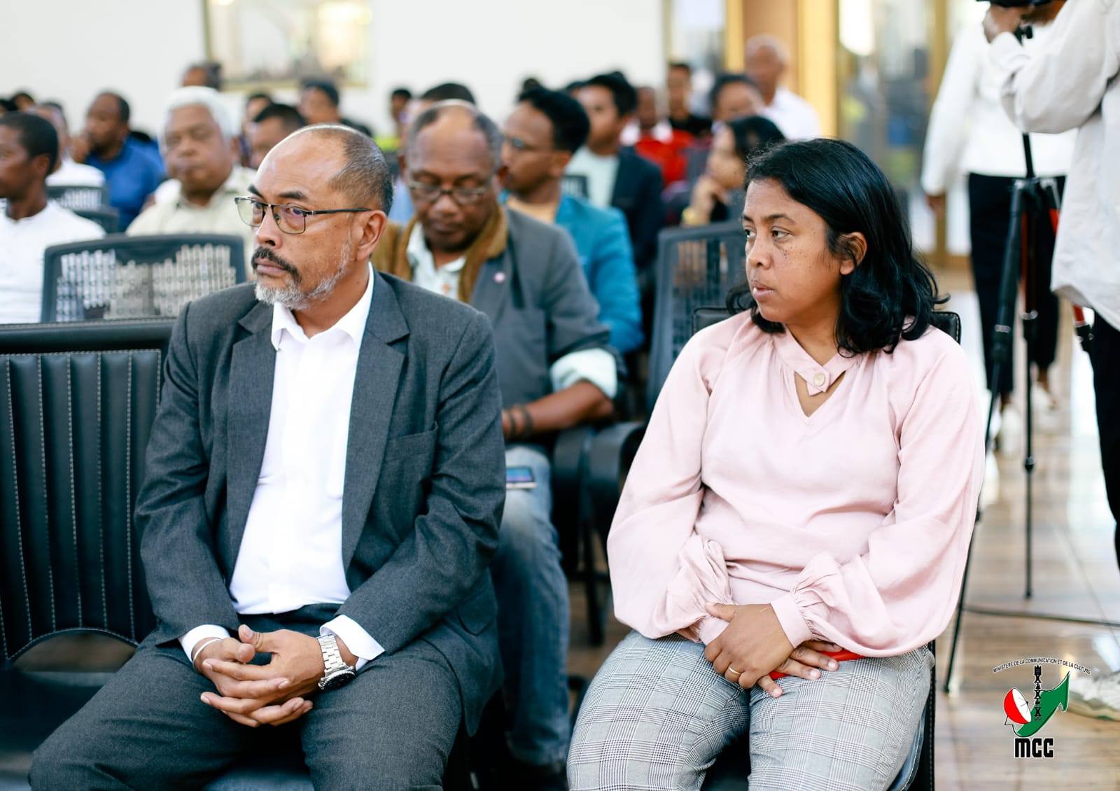 HIAINGA AVY AMIN'IREO MPANAO GAZETY SY IREO MATIHANINA AMIN'NY ASA FANAOVAN-GAZETY ARY IREO MPISEHATRA NY FANITSIANA NY LALANA MIFEHY NY SERASERA AMIN'NY HAINO AMAN-JERY SY NY KOLONTSAINA.