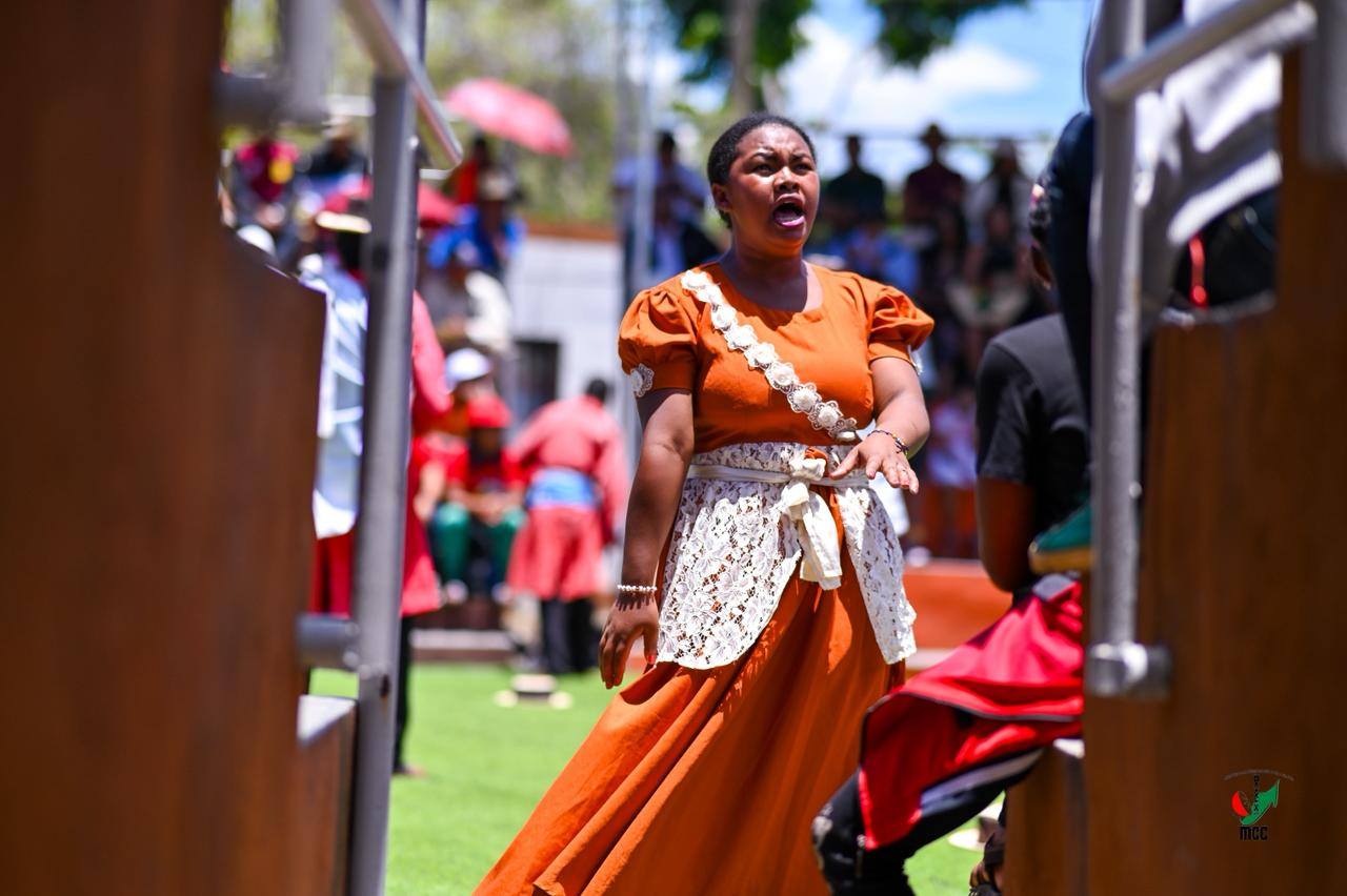 NANKASITRAHAN'NY MINISITERA I RANOELISON , ANDRAREZIN'NY HIRAGASY