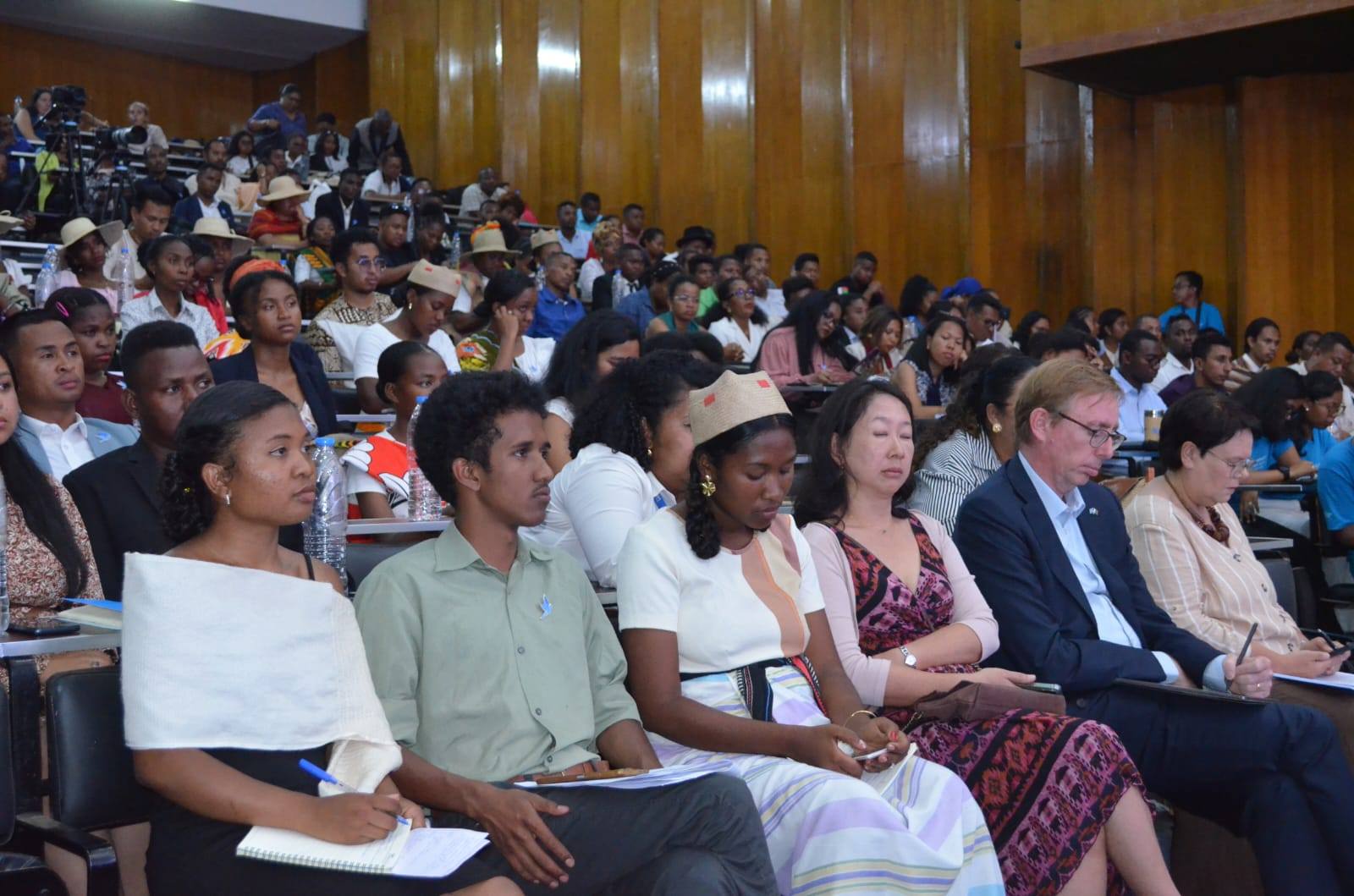 "PARLONS DEVELOPPEMENT - PARLONS REFONDATIONS"