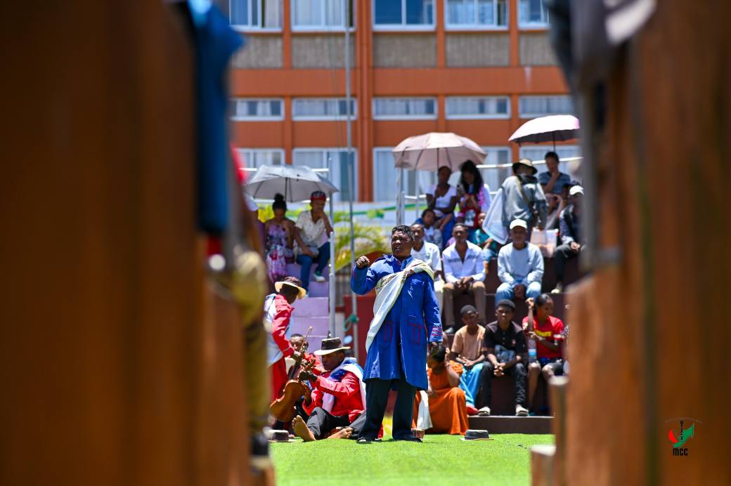 NANKASITRAHAN'NY MINISITERA I RANOELISON , ANDRAREZIN'NY HIRAGASY