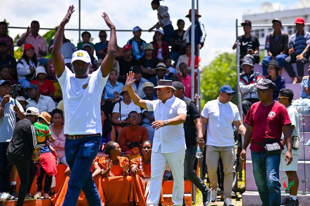 NANKASITRAHAN'NY MINISITERA I RANOELISON , ANDRAREZIN'NY HIRAGASY