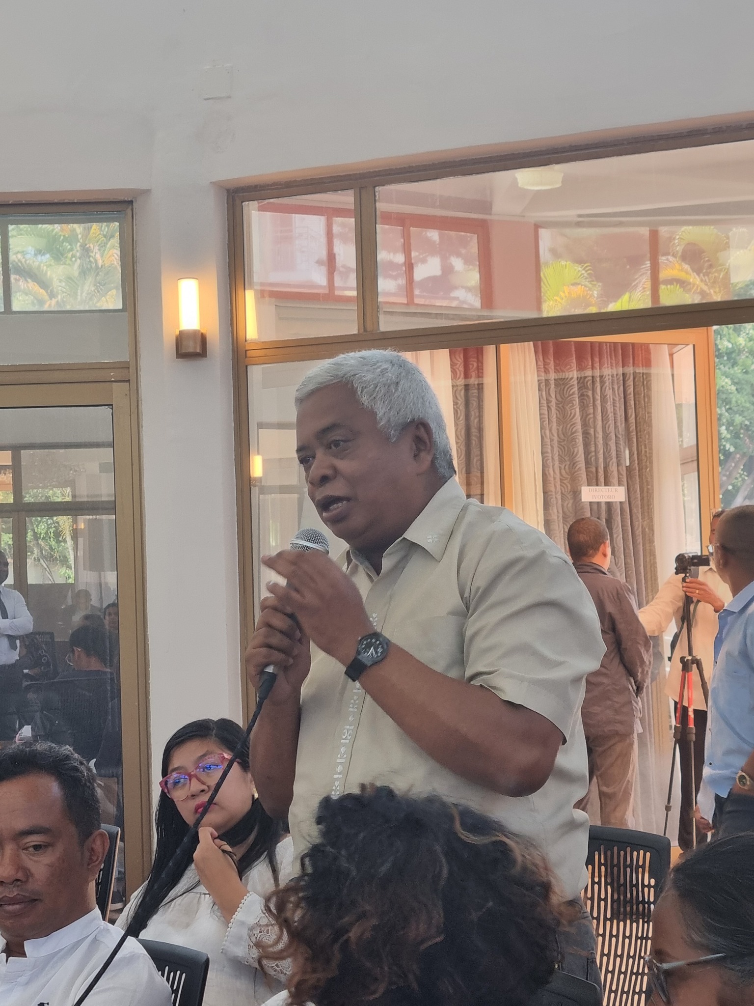 HIAINGA AVY AMIN'IREO MPANAO GAZETY SY IREO MATIHANINA AMIN'NY ASA FANAOVAN-GAZETY ARY IREO MPISEHATRA NY FANITSIANA NY LALANA MIFEHY NY SERASERA AMIN'NY HAINO AMAN-JERY SY NY KOLONTSAINA.