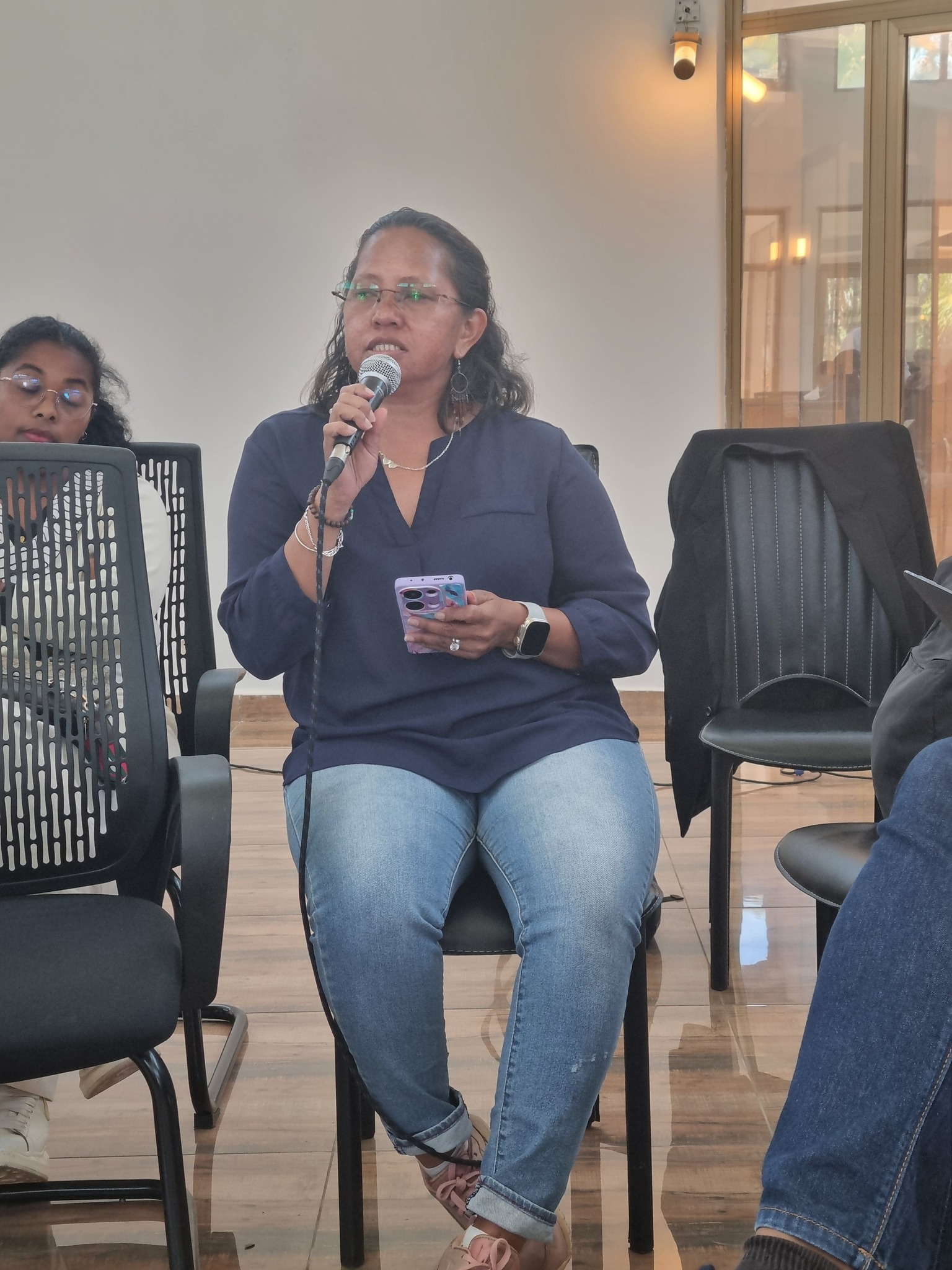 HIAINGA AVY AMIN'IREO MPANAO GAZETY SY IREO MATIHANINA AMIN'NY ASA FANAOVAN-GAZETY ARY IREO MPISEHATRA NY FANITSIANA NY LALANA MIFEHY NY SERASERA AMIN'NY HAINO AMAN-JERY SY NY KOLONTSAINA.