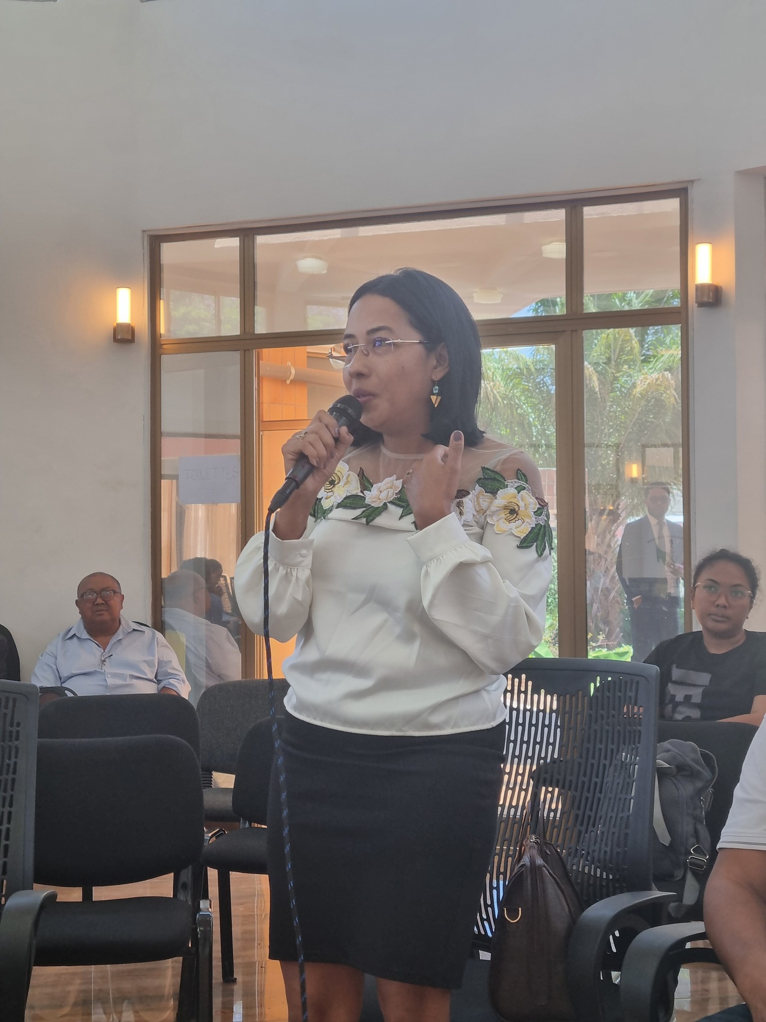 HIAINGA AVY AMIN'IREO MPANAO GAZETY SY IREO MATIHANINA AMIN'NY ASA FANAOVAN-GAZETY ARY IREO MPISEHATRA NY FANITSIANA NY LALANA MIFEHY NY SERASERA AMIN'NY HAINO AMAN-JERY SY NY KOLONTSAINA.