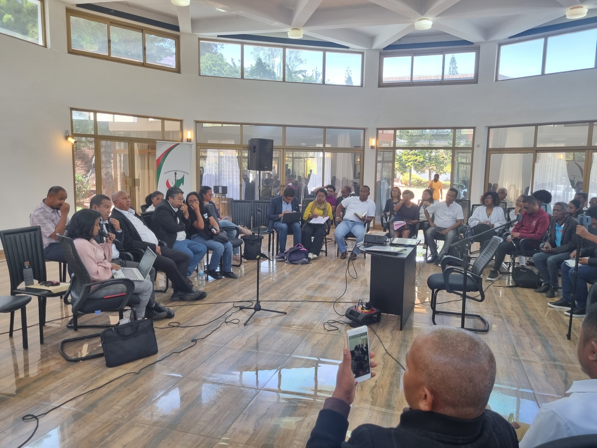 HIAINGA AVY AMIN'IREO MPANAO GAZETY SY IREO MATIHANINA AMIN'NY ASA FANAOVAN-GAZETY ARY IREO MPISEHATRA NY FANITSIANA NY LALANA MIFEHY NY SERASERA AMIN'NY HAINO AMAN-JERY SY NY KOLONTSAINA.