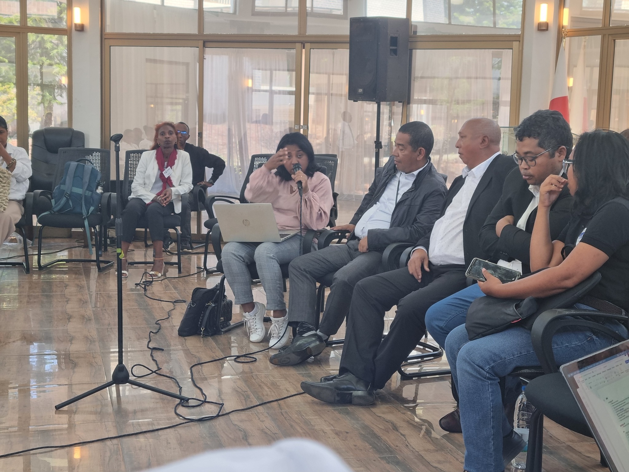 HIAINGA AVY AMIN'IREO MPANAO GAZETY SY IREO MATIHANINA AMIN'NY ASA FANAOVAN-GAZETY ARY IREO MPISEHATRA NY FANITSIANA NY LALANA MIFEHY NY SERASERA AMIN'NY HAINO AMAN-JERY SY NY KOLONTSAINA.