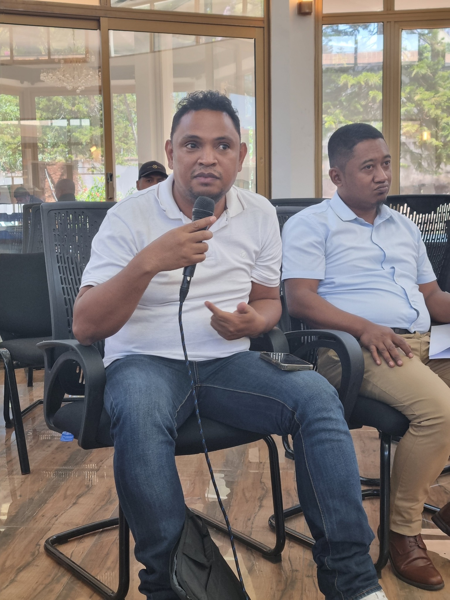 HIAINGA AVY AMIN'IREO MPANAO GAZETY SY IREO MATIHANINA AMIN'NY ASA FANAOVAN-GAZETY ARY IREO MPISEHATRA NY FANITSIANA NY LALANA MIFEHY NY SERASERA AMIN'NY HAINO AMAN-JERY SY NY KOLONTSAINA.