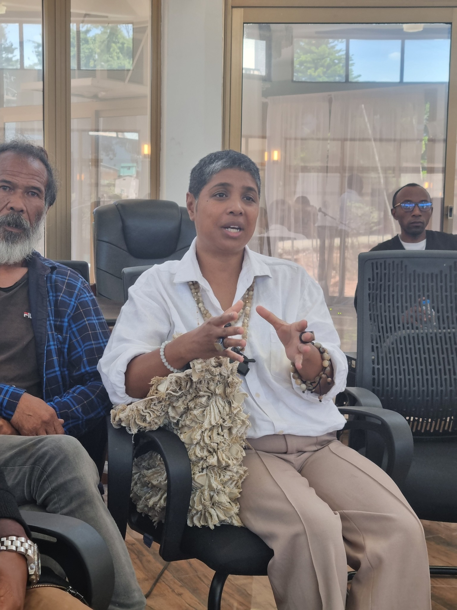 HIAINGA AVY AMIN'IREO MPANAO GAZETY SY IREO MATIHANINA AMIN'NY ASA FANAOVAN-GAZETY ARY IREO MPISEHATRA NY FANITSIANA NY LALANA MIFEHY NY SERASERA AMIN'NY HAINO AMAN-JERY SY NY KOLONTSAINA.