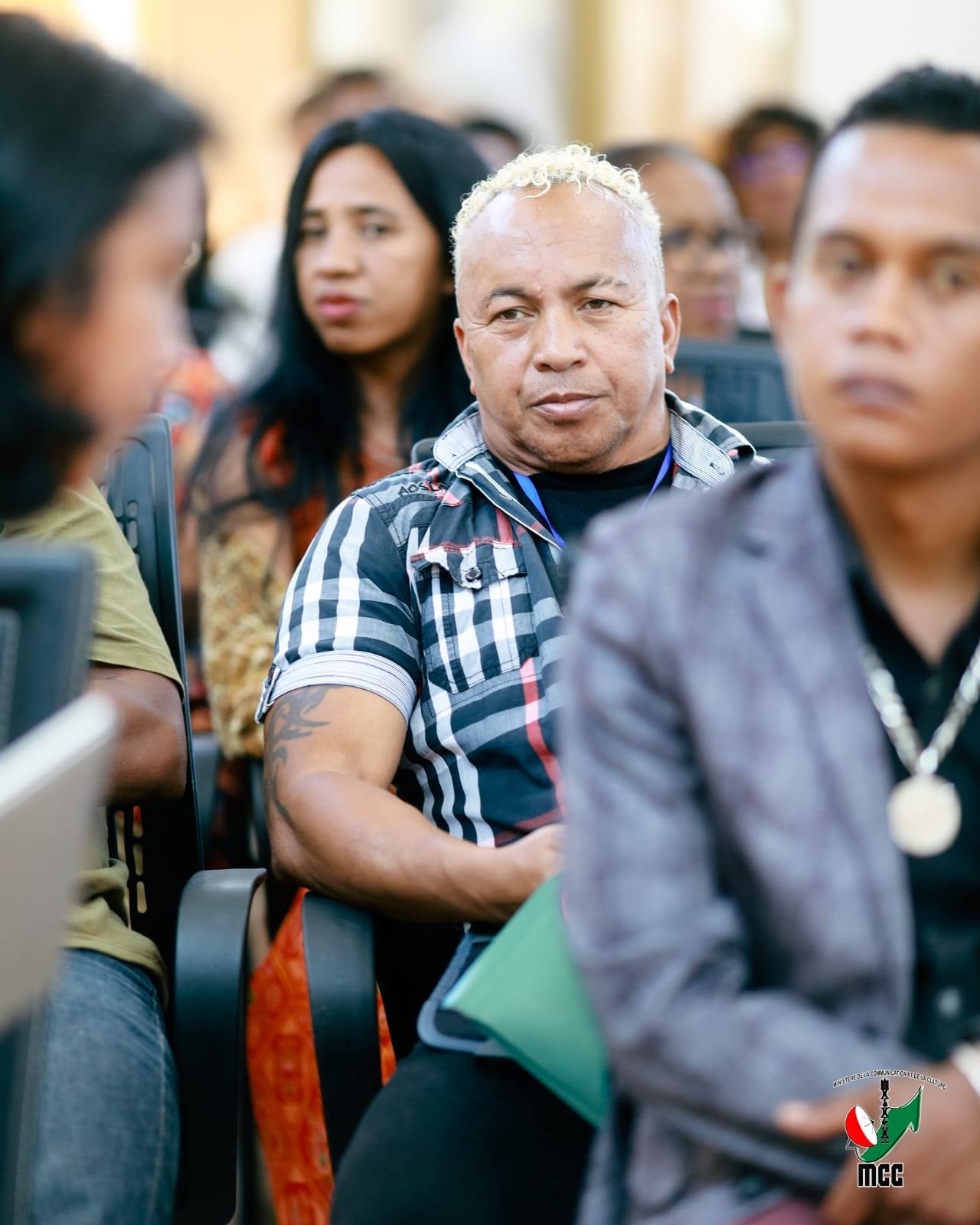 HIAINGA AVY AMIN'IREO MPANAO GAZETY SY IREO MATIHANINA AMIN'NY ASA FANAOVAN-GAZETY ARY IREO MPISEHATRA NY FANITSIANA NY LALANA MIFEHY NY SERASERA AMIN'NY HAINO AMAN-JERY SY NY KOLONTSAINA.