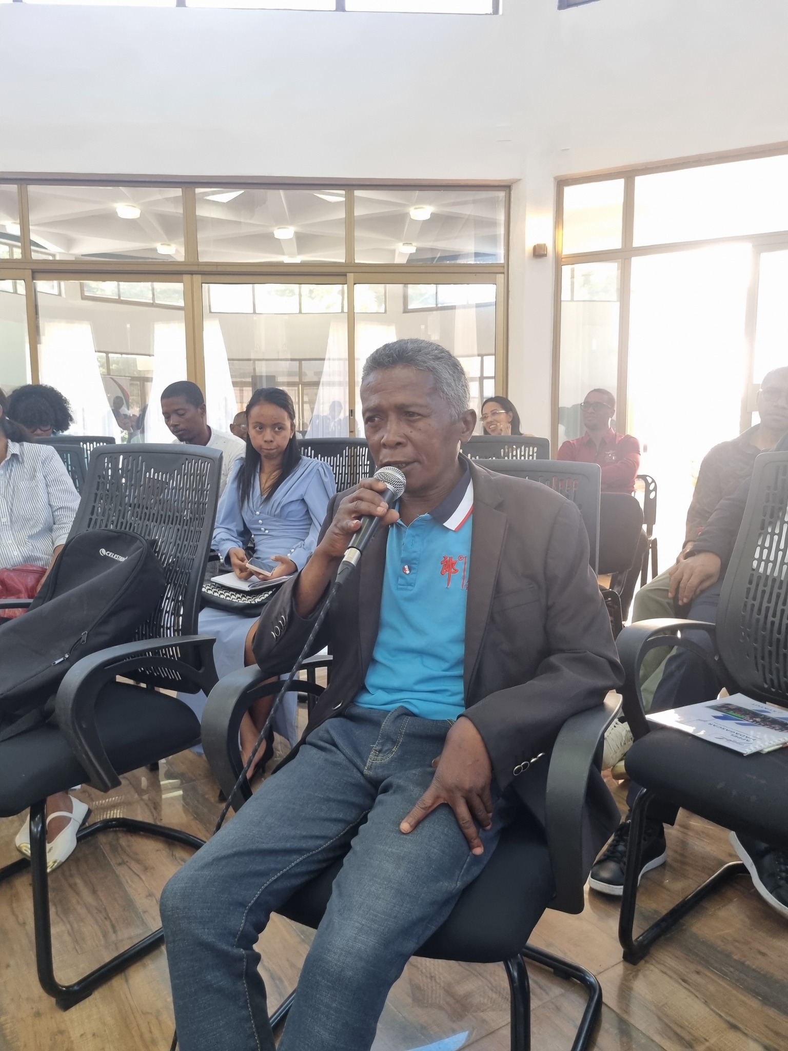 HIAINGA AVY AMIN'IREO MPANAO GAZETY SY IREO MATIHANINA AMIN'NY ASA FANAOVAN-GAZETY ARY IREO MPISEHATRA NY FANITSIANA NY LALANA MIFEHY NY SERASERA AMIN'NY HAINO AMAN-JERY SY NY KOLONTSAINA.