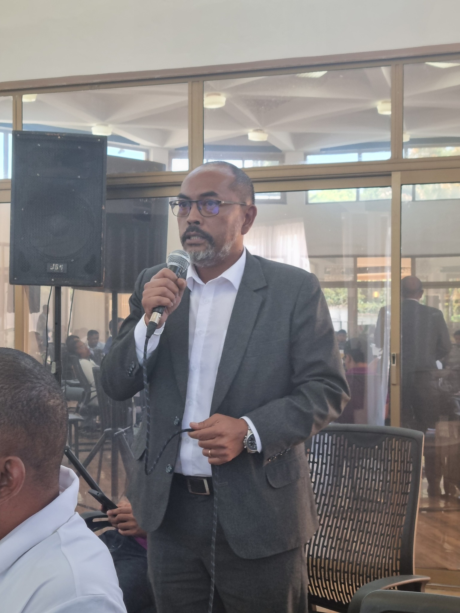 HIAINGA AVY AMIN'IREO MPANAO GAZETY SY IREO MATIHANINA AMIN'NY ASA FANAOVAN-GAZETY ARY IREO MPISEHATRA NY FANITSIANA NY LALANA MIFEHY NY SERASERA AMIN'NY HAINO AMAN-JERY SY NY KOLONTSAINA.