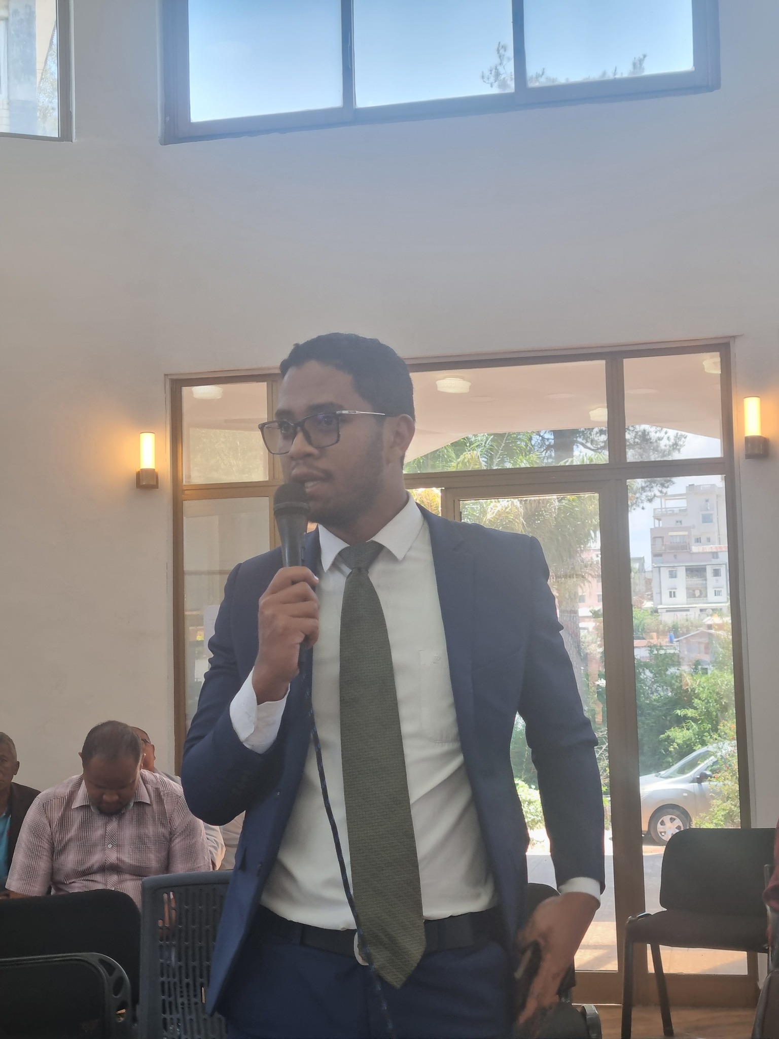 HIAINGA AVY AMIN'IREO MPANAO GAZETY SY IREO MATIHANINA AMIN'NY ASA FANAOVAN-GAZETY ARY IREO MPISEHATRA NY FANITSIANA NY LALANA MIFEHY NY SERASERA AMIN'NY HAINO AMAN-JERY SY NY KOLONTSAINA.