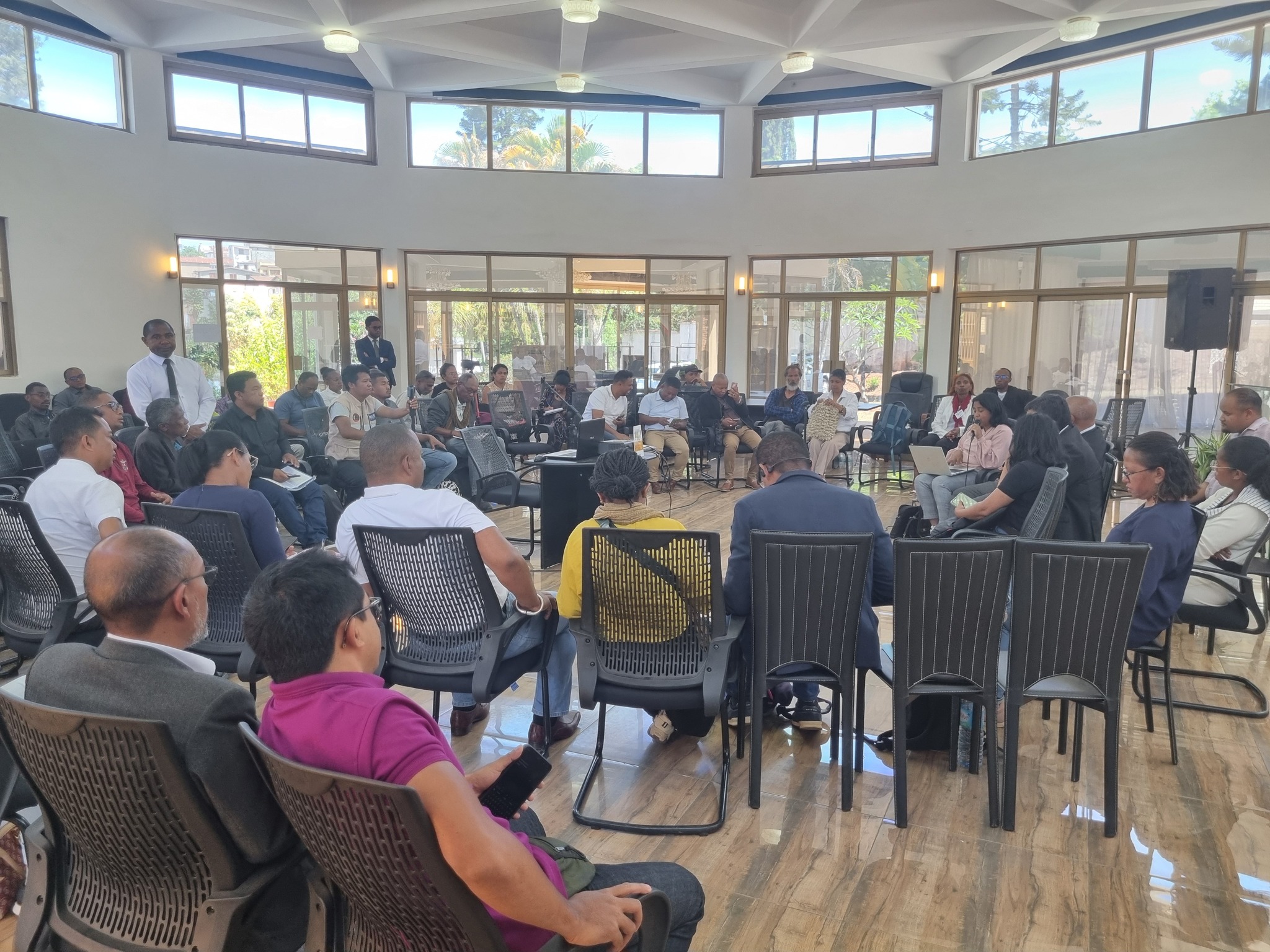 HIAINGA AVY AMIN'IREO MPANAO GAZETY SY IREO MATIHANINA AMIN'NY ASA FANAOVAN-GAZETY ARY IREO MPISEHATRA NY FANITSIANA NY LALANA MIFEHY NY SERASERA AMIN'NY HAINO AMAN-JERY SY NY KOLONTSAINA.