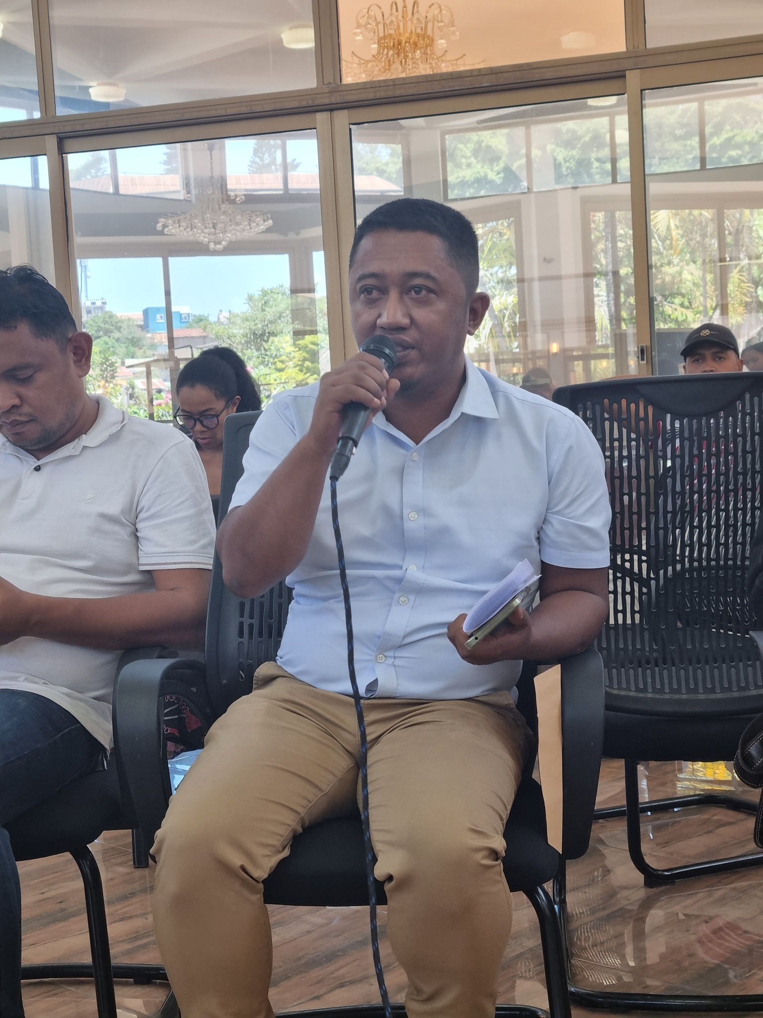 HIAINGA AVY AMIN'IREO MPANAO GAZETY SY IREO MATIHANINA AMIN'NY ASA FANAOVAN-GAZETY ARY IREO MPISEHATRA NY FANITSIANA NY LALANA MIFEHY NY SERASERA AMIN'NY HAINO AMAN-JERY SY NY KOLONTSAINA.