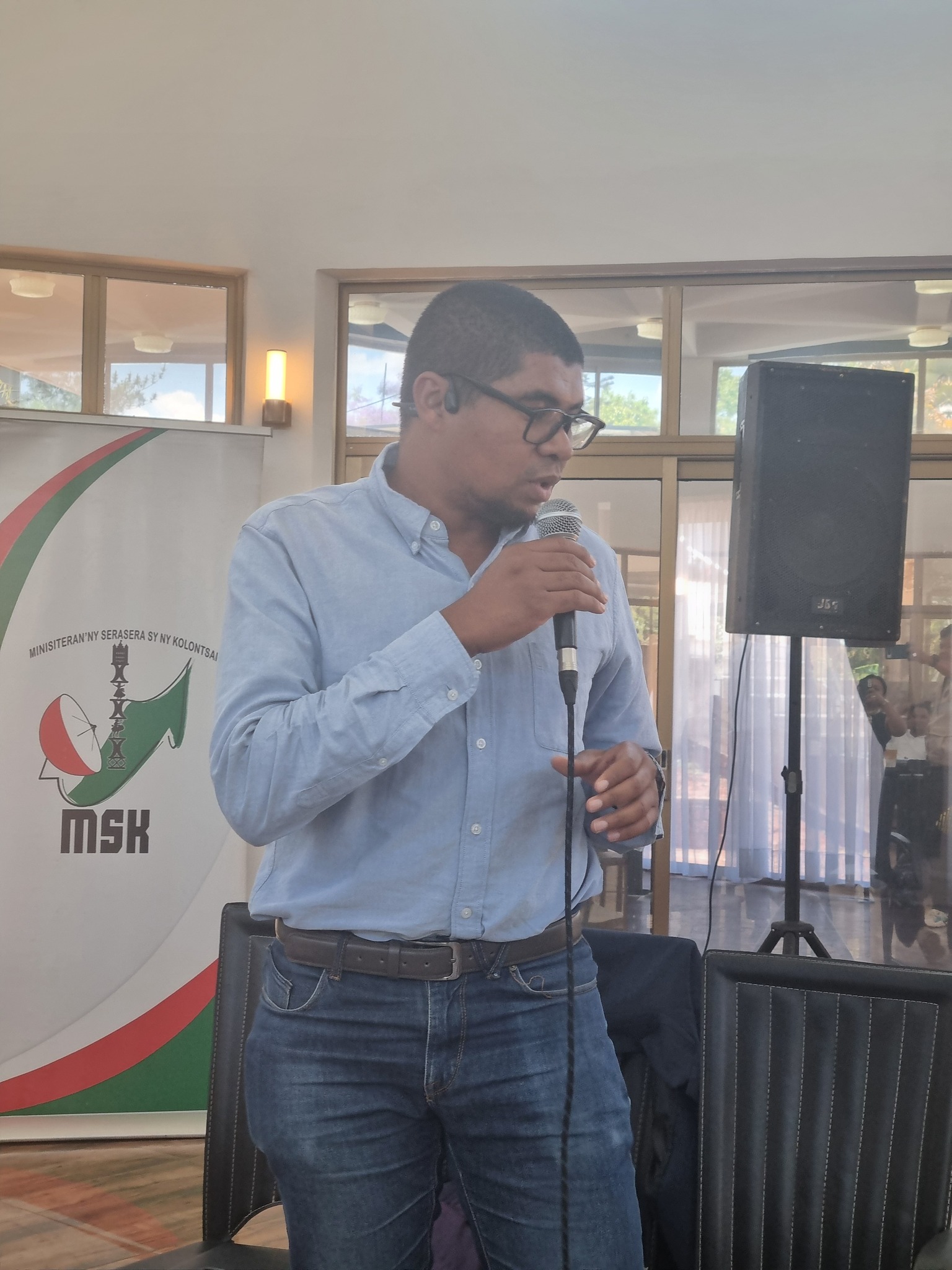 HIAINGA AVY AMIN'IREO MPANAO GAZETY SY IREO MATIHANINA AMIN'NY ASA FANAOVAN-GAZETY ARY IREO MPISEHATRA NY FANITSIANA NY LALANA MIFEHY NY SERASERA AMIN'NY HAINO AMAN-JERY SY NY KOLONTSAINA.