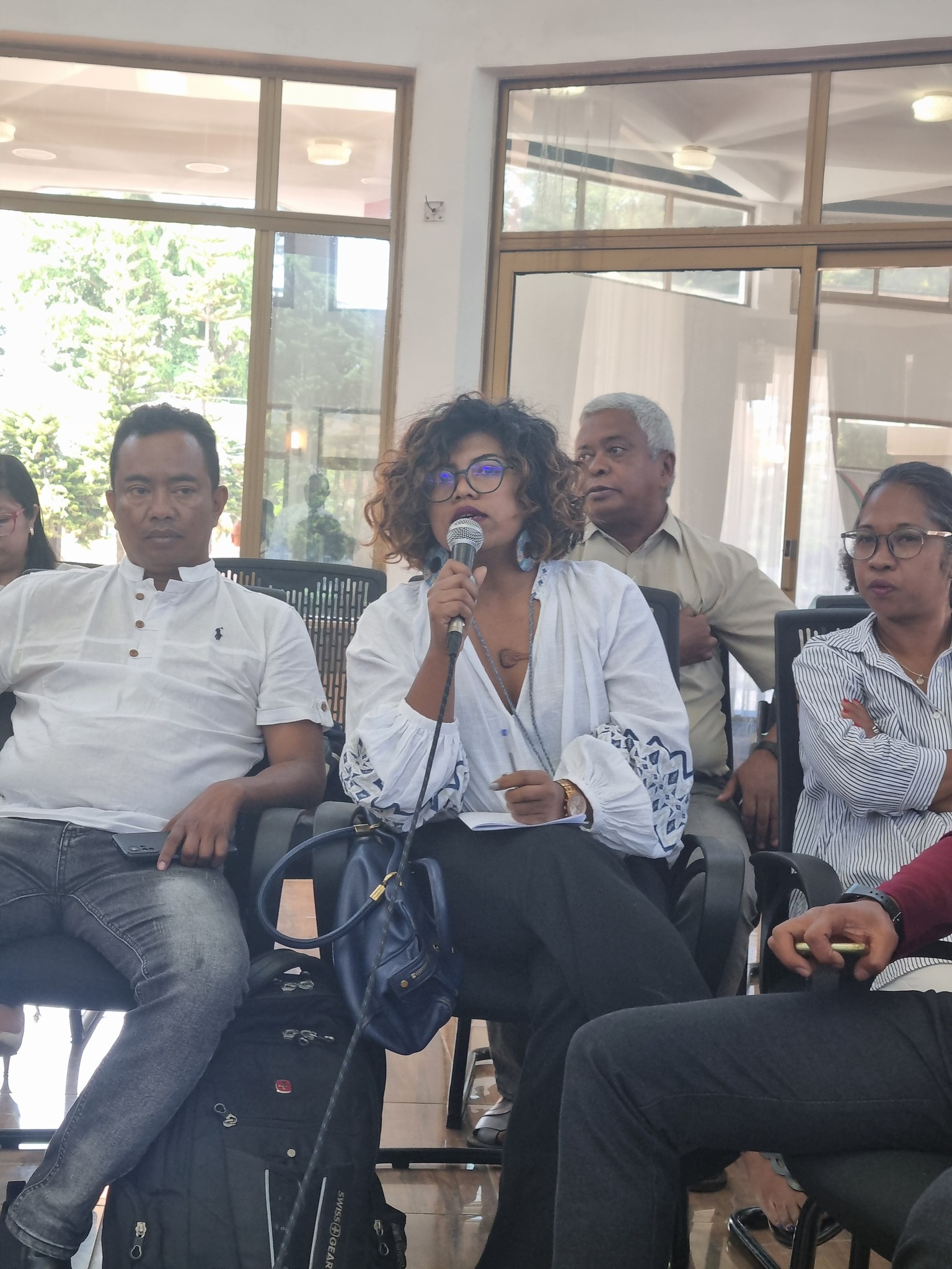 HIAINGA AVY AMIN'IREO MPANAO GAZETY SY IREO MATIHANINA AMIN'NY ASA FANAOVAN-GAZETY ARY IREO MPISEHATRA NY FANITSIANA NY LALANA MIFEHY NY SERASERA AMIN'NY HAINO AMAN-JERY SY NY KOLONTSAINA.