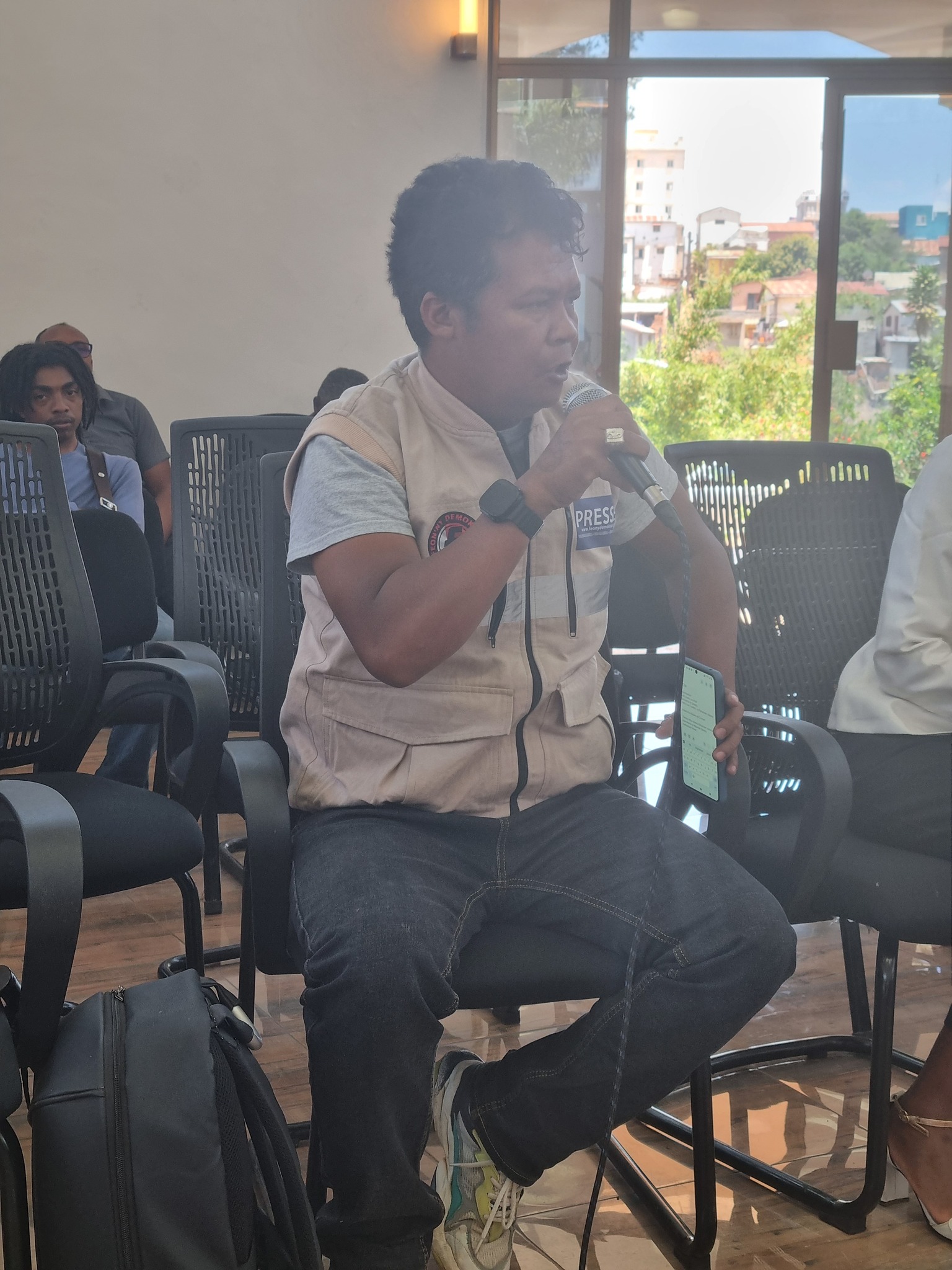 HIAINGA AVY AMIN'IREO MPANAO GAZETY SY IREO MATIHANINA AMIN'NY ASA FANAOVAN-GAZETY ARY IREO MPISEHATRA NY FANITSIANA NY LALANA MIFEHY NY SERASERA AMIN'NY HAINO AMAN-JERY SY NY KOLONTSAINA.