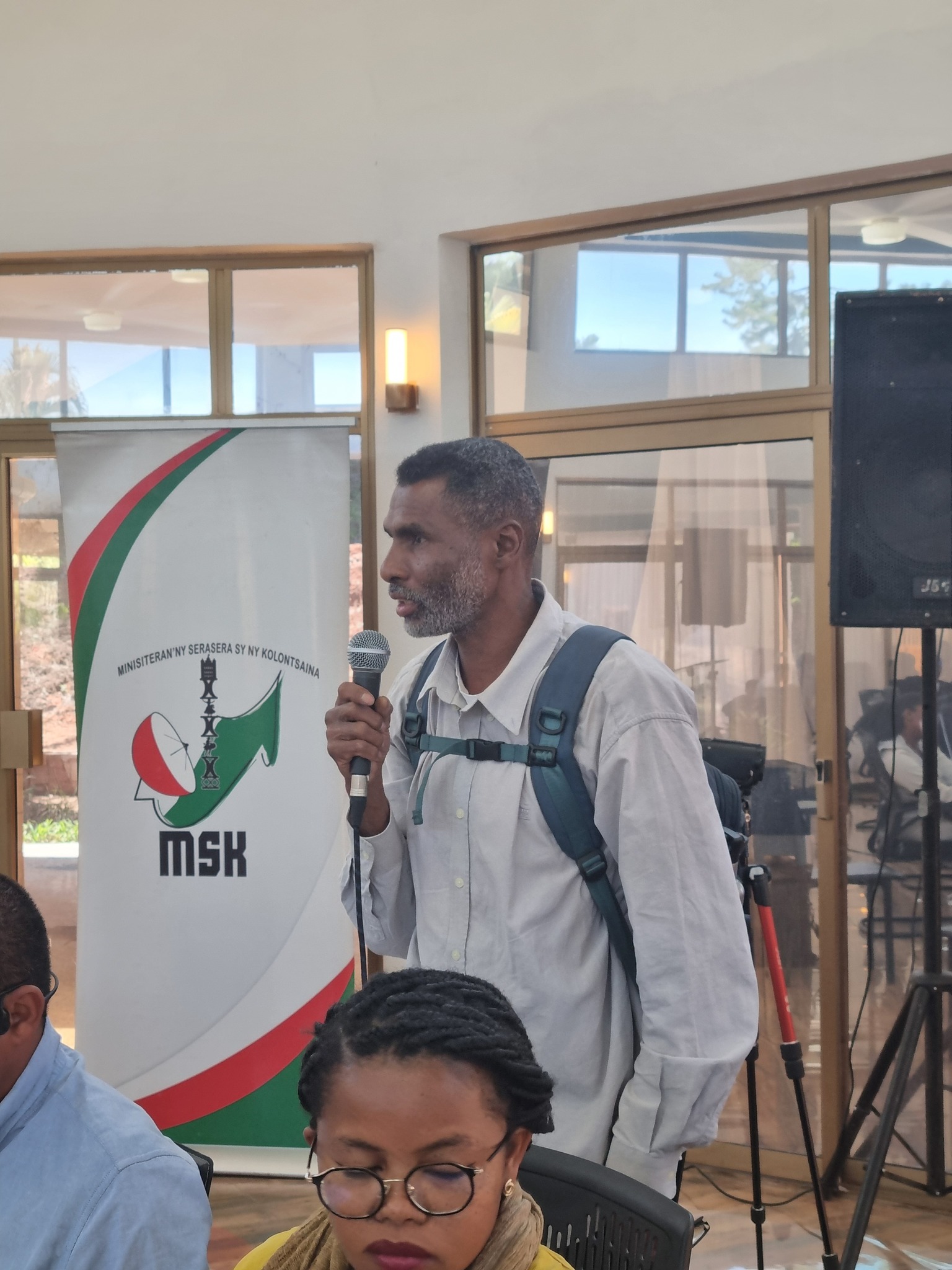 HIAINGA AVY AMIN'IREO MPANAO GAZETY SY IREO MATIHANINA AMIN'NY ASA FANAOVAN-GAZETY ARY IREO MPISEHATRA NY FANITSIANA NY LALANA MIFEHY NY SERASERA AMIN'NY HAINO AMAN-JERY SY NY KOLONTSAINA.