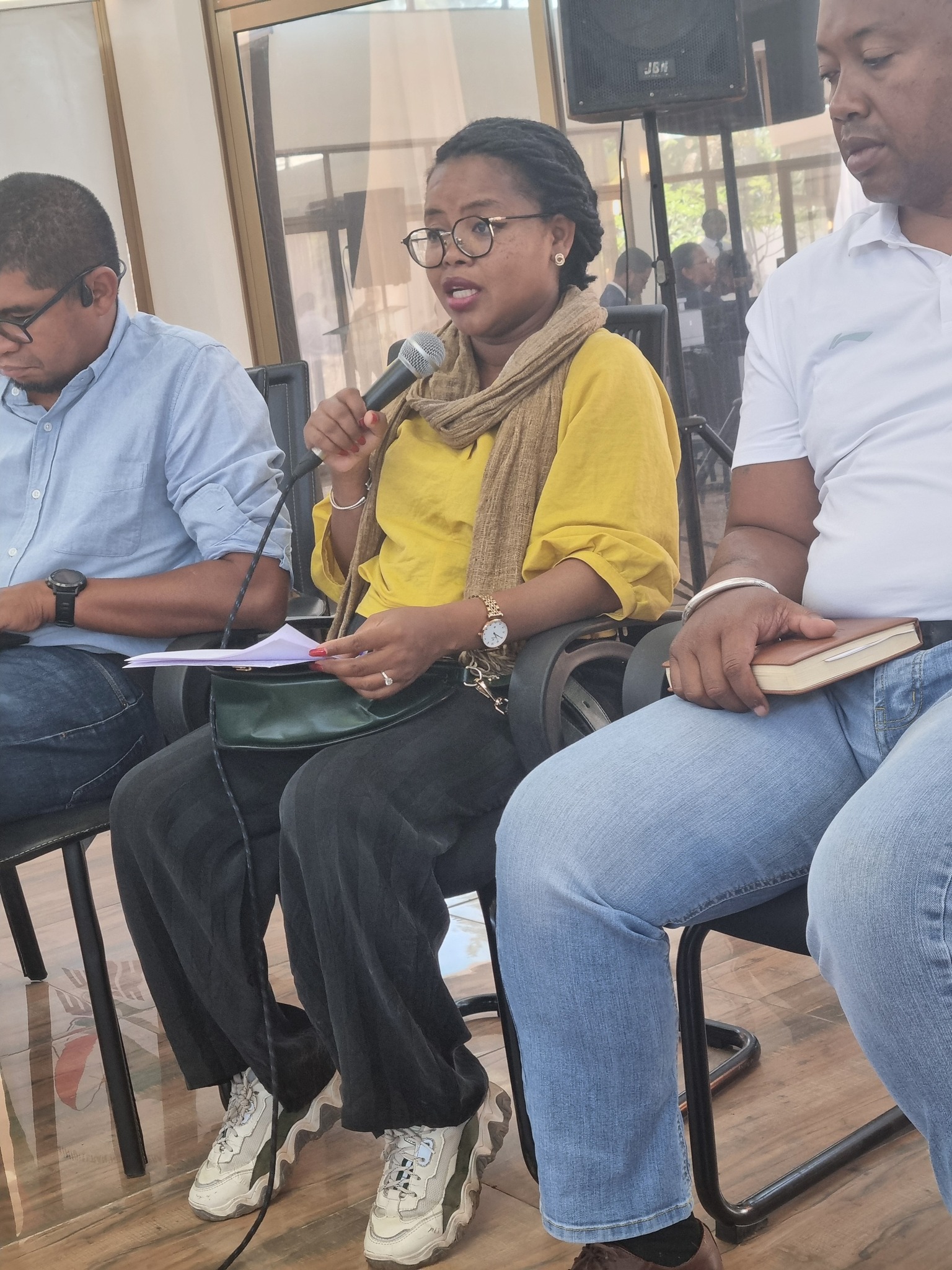 HIAINGA AVY AMIN'IREO MPANAO GAZETY SY IREO MATIHANINA AMIN'NY ASA FANAOVAN-GAZETY ARY IREO MPISEHATRA NY FANITSIANA NY LALANA MIFEHY NY SERASERA AMIN'NY HAINO AMAN-JERY SY NY KOLONTSAINA.