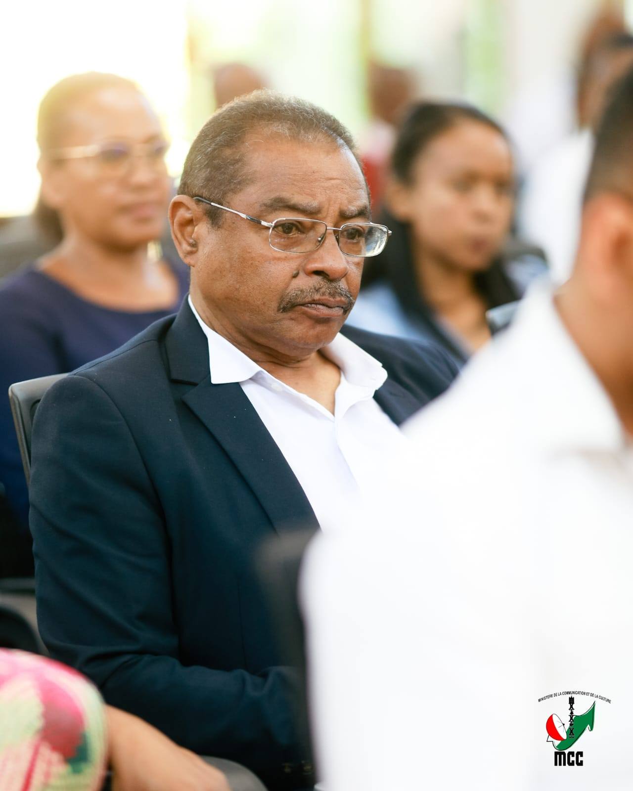 HIAINGA AVY AMIN'IREO MPANAO GAZETY SY IREO MATIHANINA AMIN'NY ASA FANAOVAN-GAZETY ARY IREO MPISEHATRA NY FANITSIANA NY LALANA MIFEHY NY SERASERA AMIN'NY HAINO AMAN-JERY SY NY KOLONTSAINA.